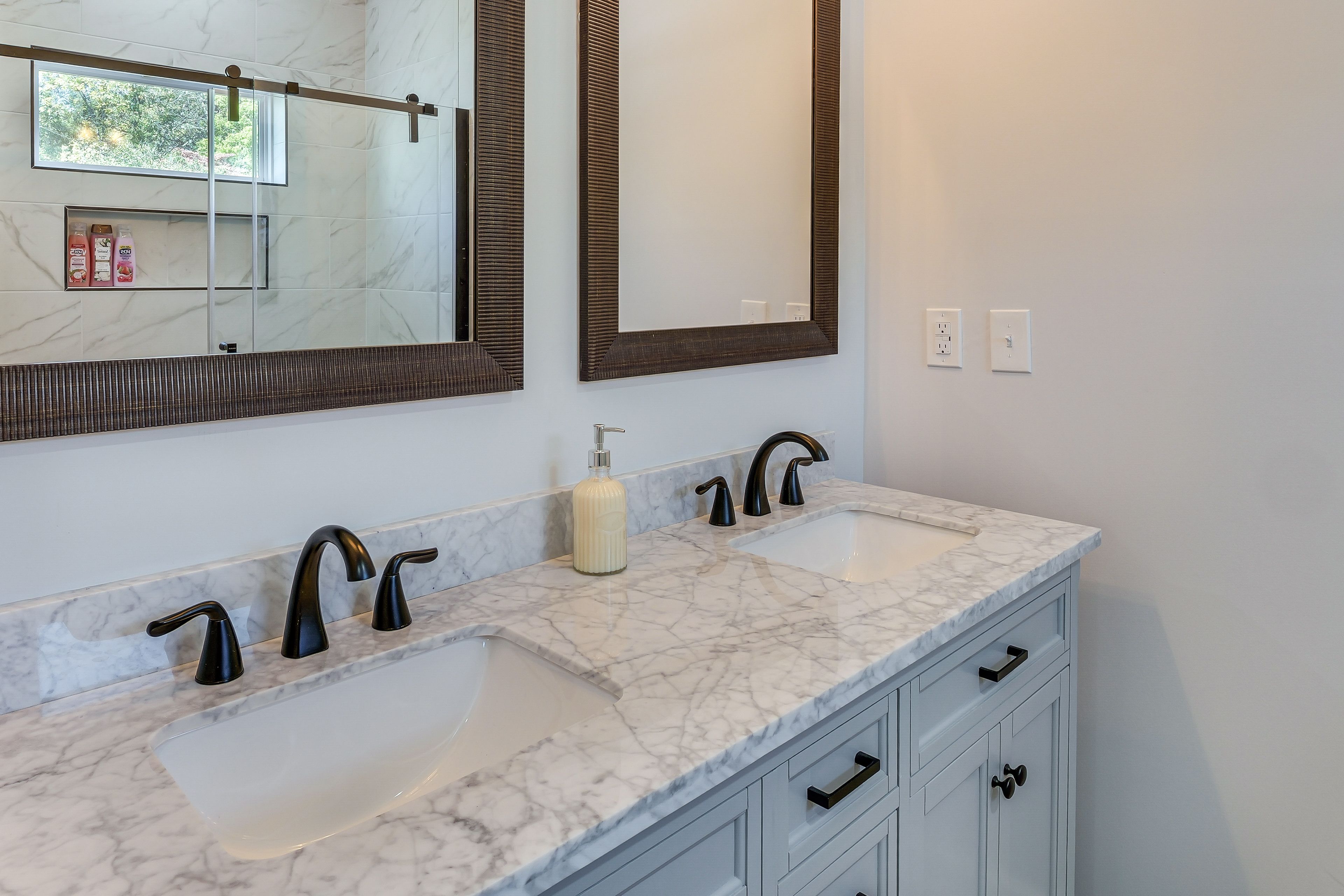 Full Bathroom | 1st Floor | Complimentary Toiletries | Towels Provided