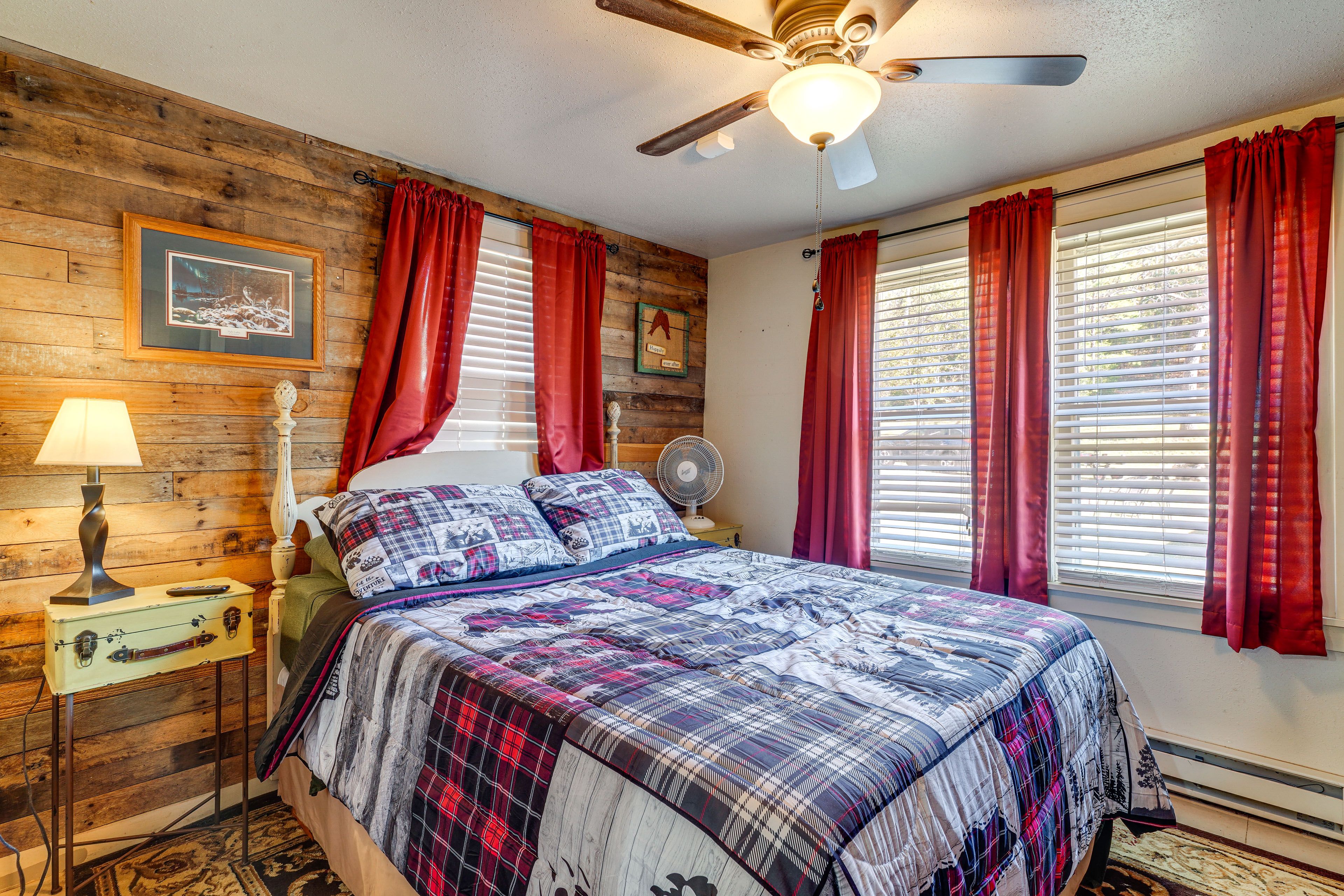 Bedroom 1 | Queen Bed