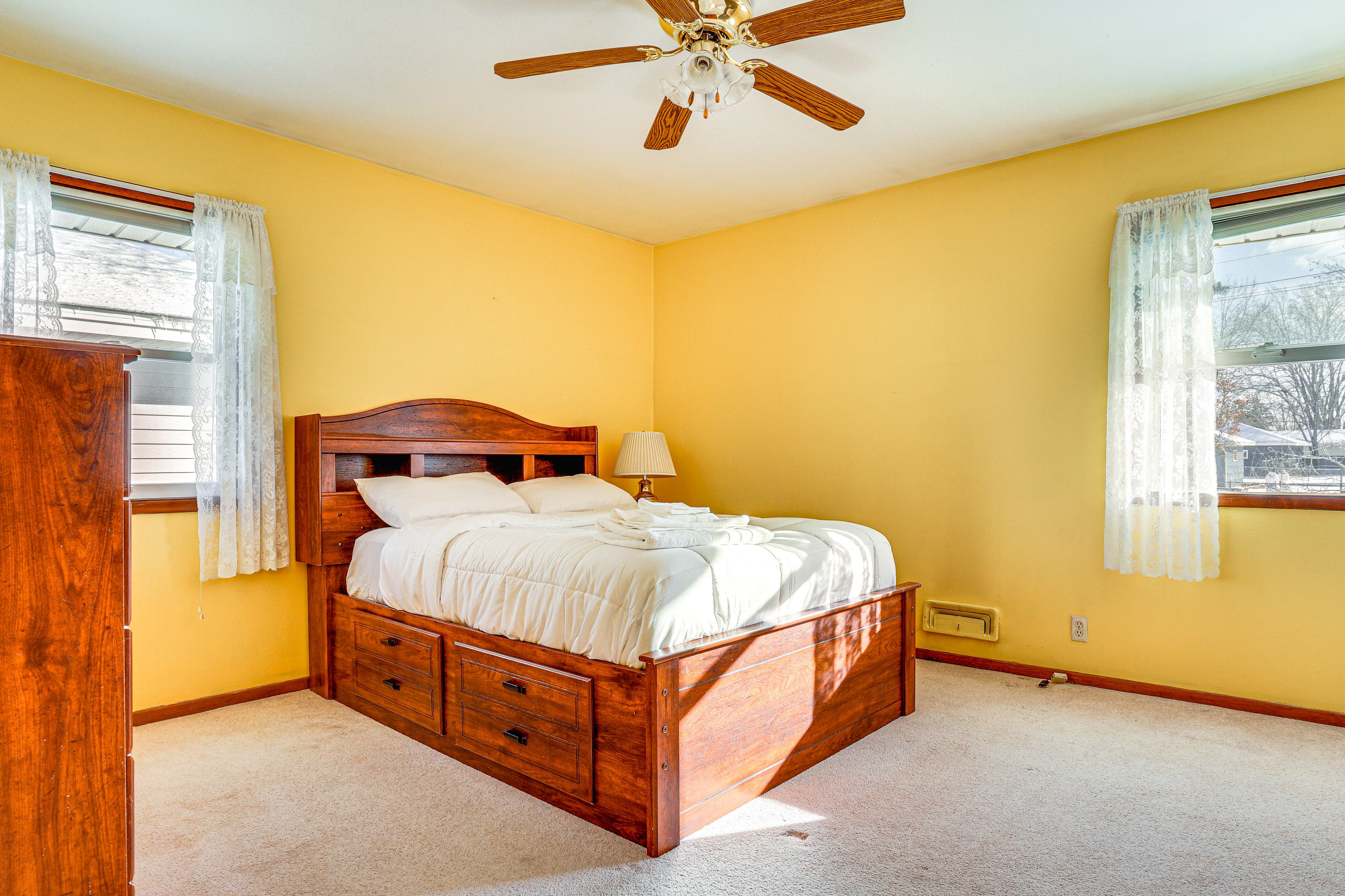 Bedroom 1 | Full Bed | Main Floor