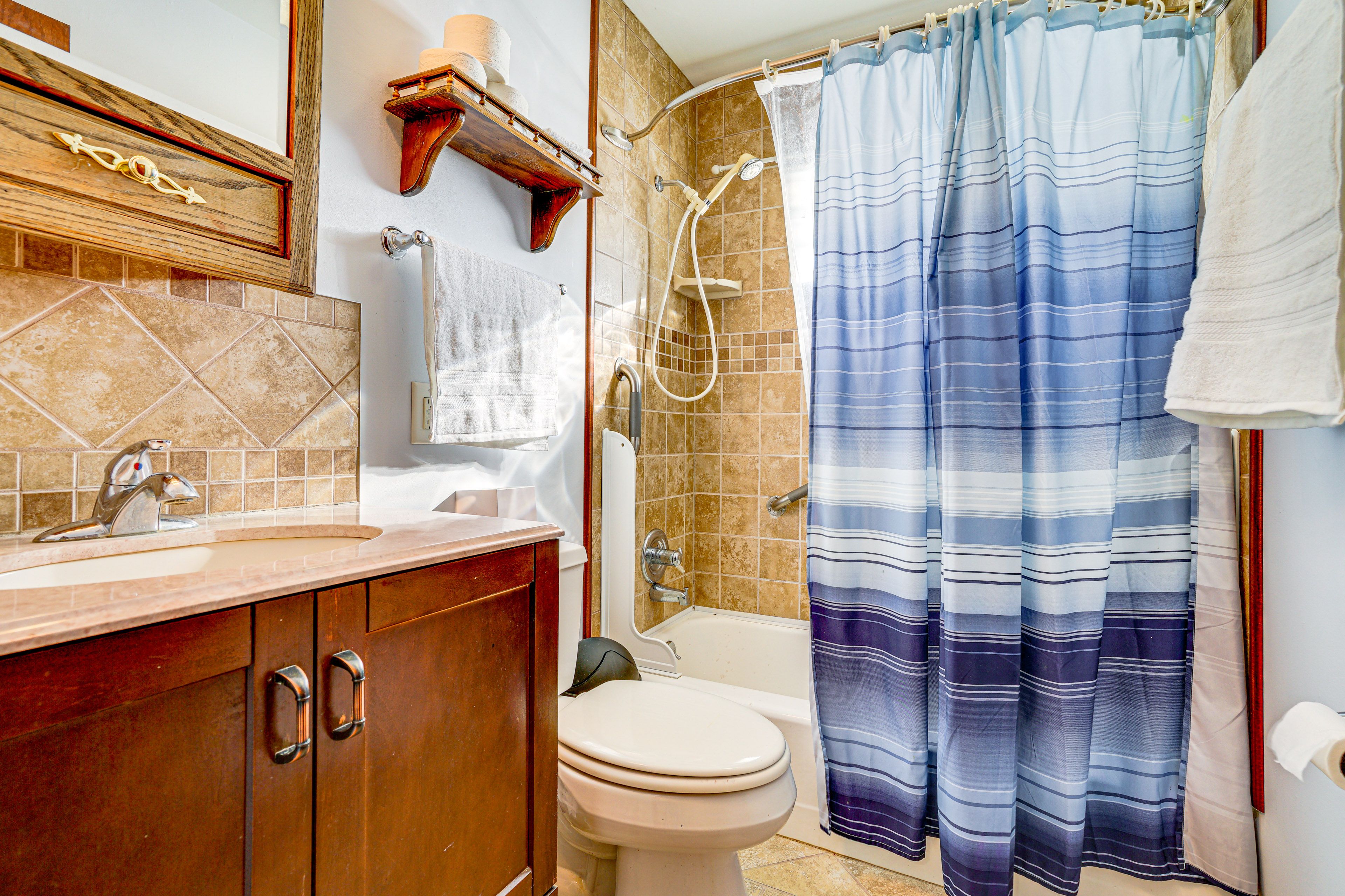 Bathroom | Main Floor