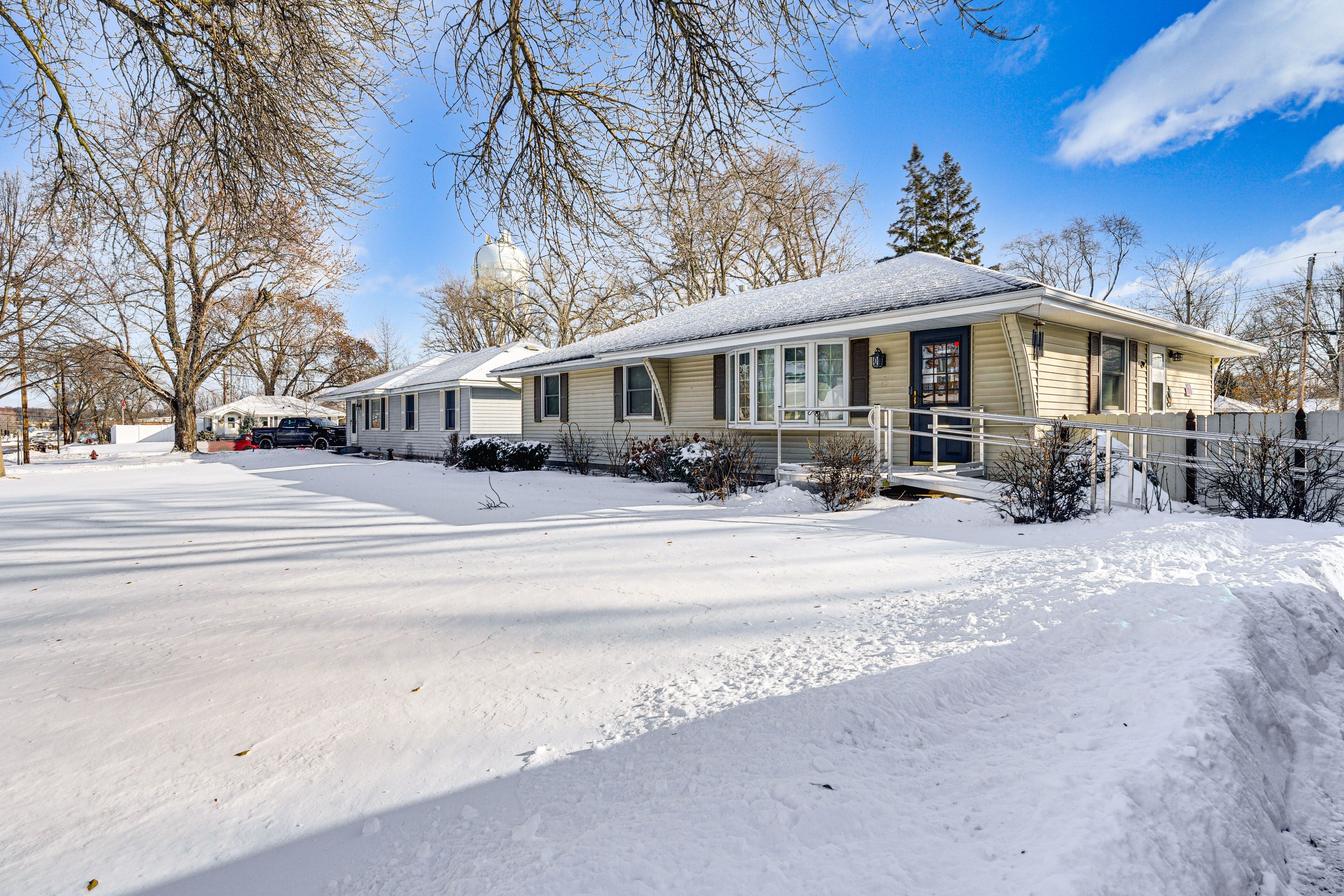 Home Exterior | Parking | Driveway (2 Vehicles)