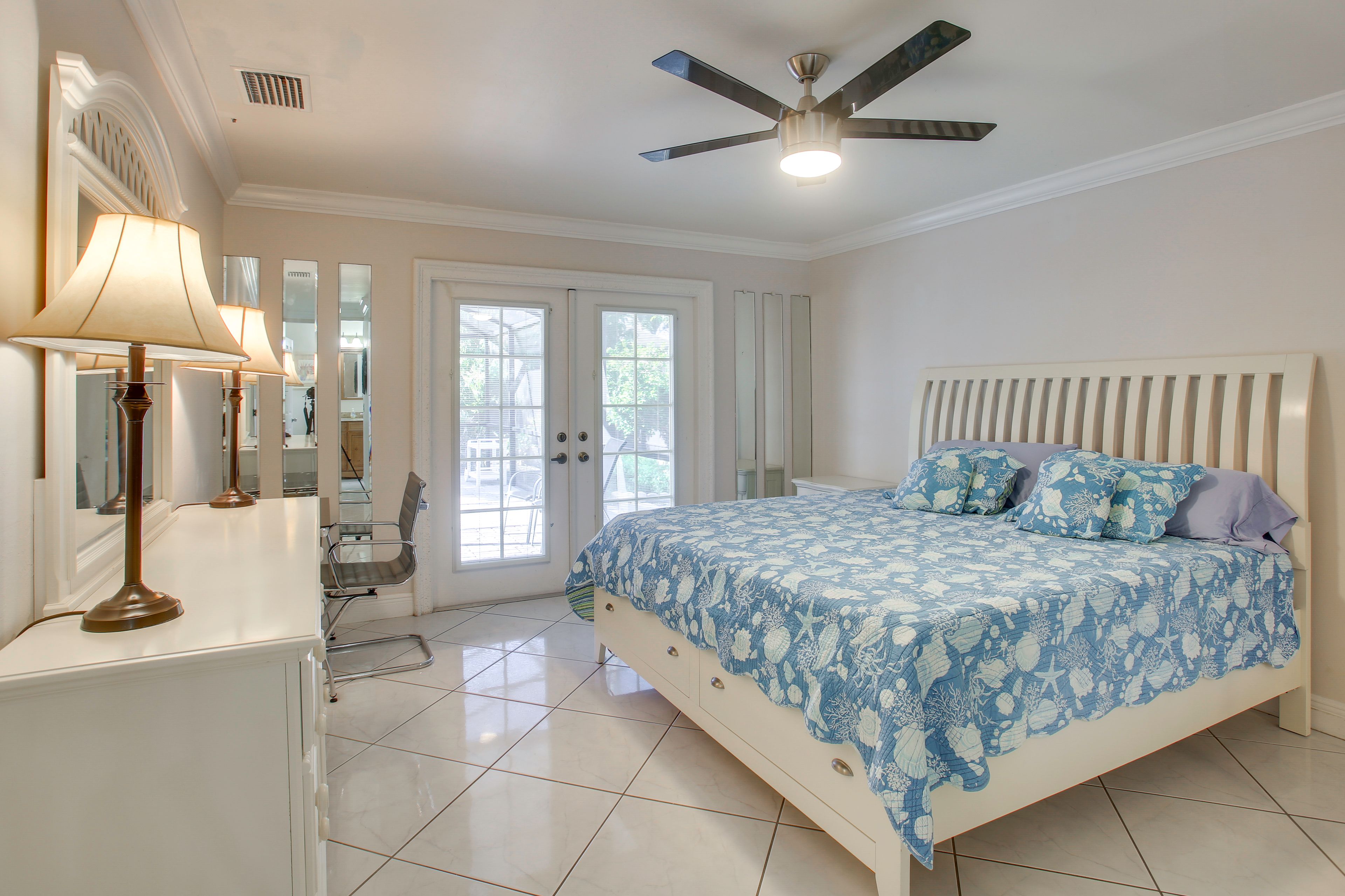 Bedroom 1 | King Bed