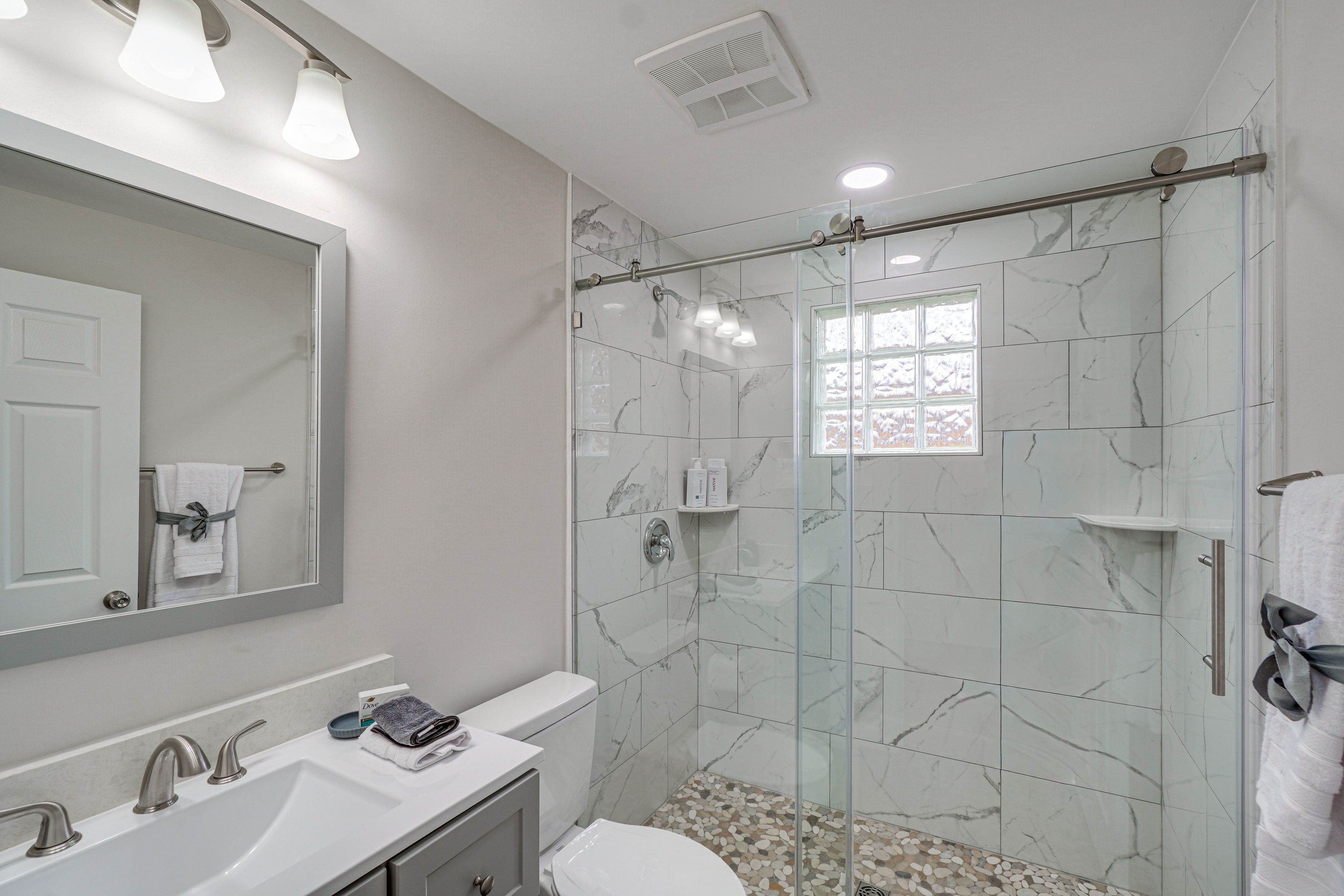 Full Bathroom | Complimentary Toiletries | Towels Provided