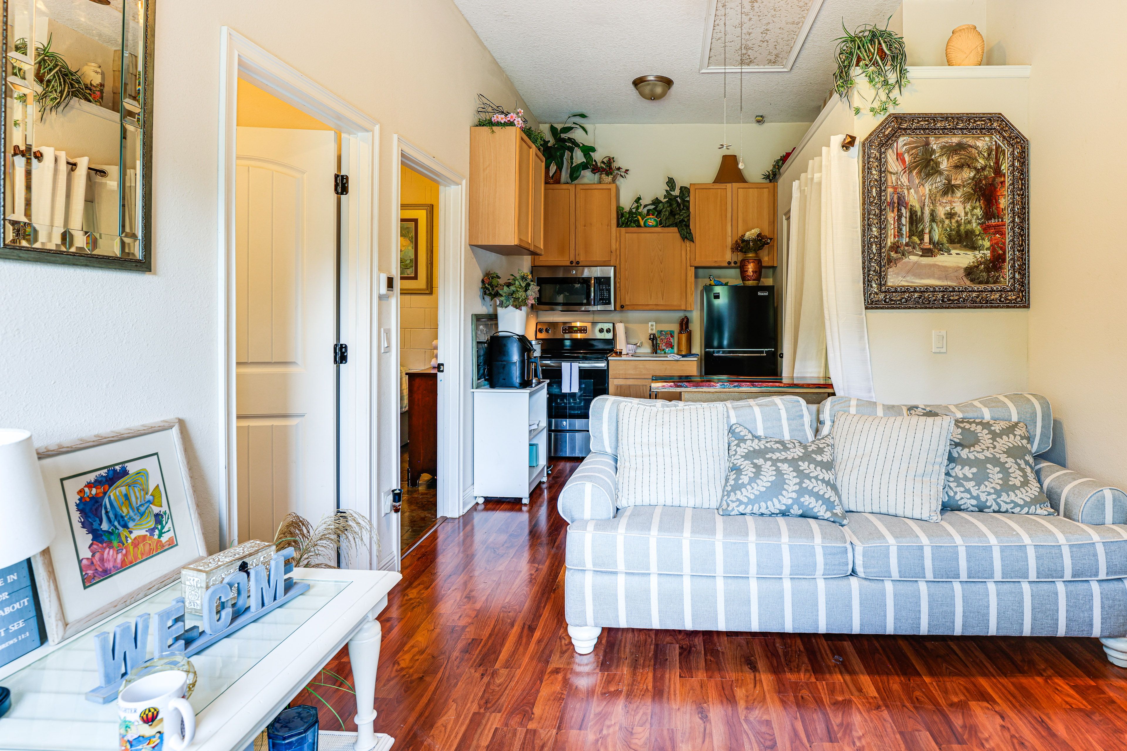 Living Room | Flat-Screen TV | Free WiFi | Central Air Conditioning/Heat