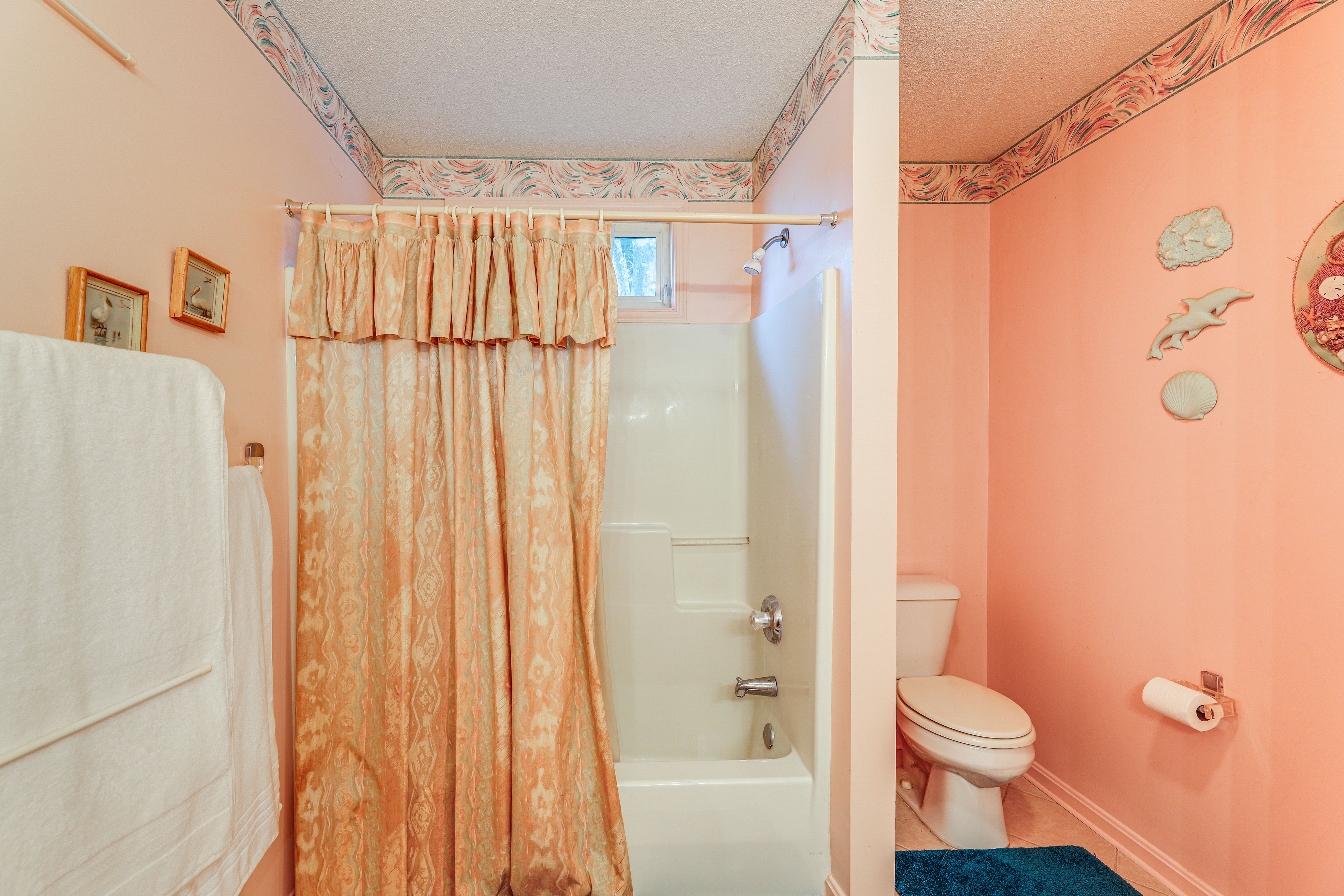 Full Bathroom | Towels Provided