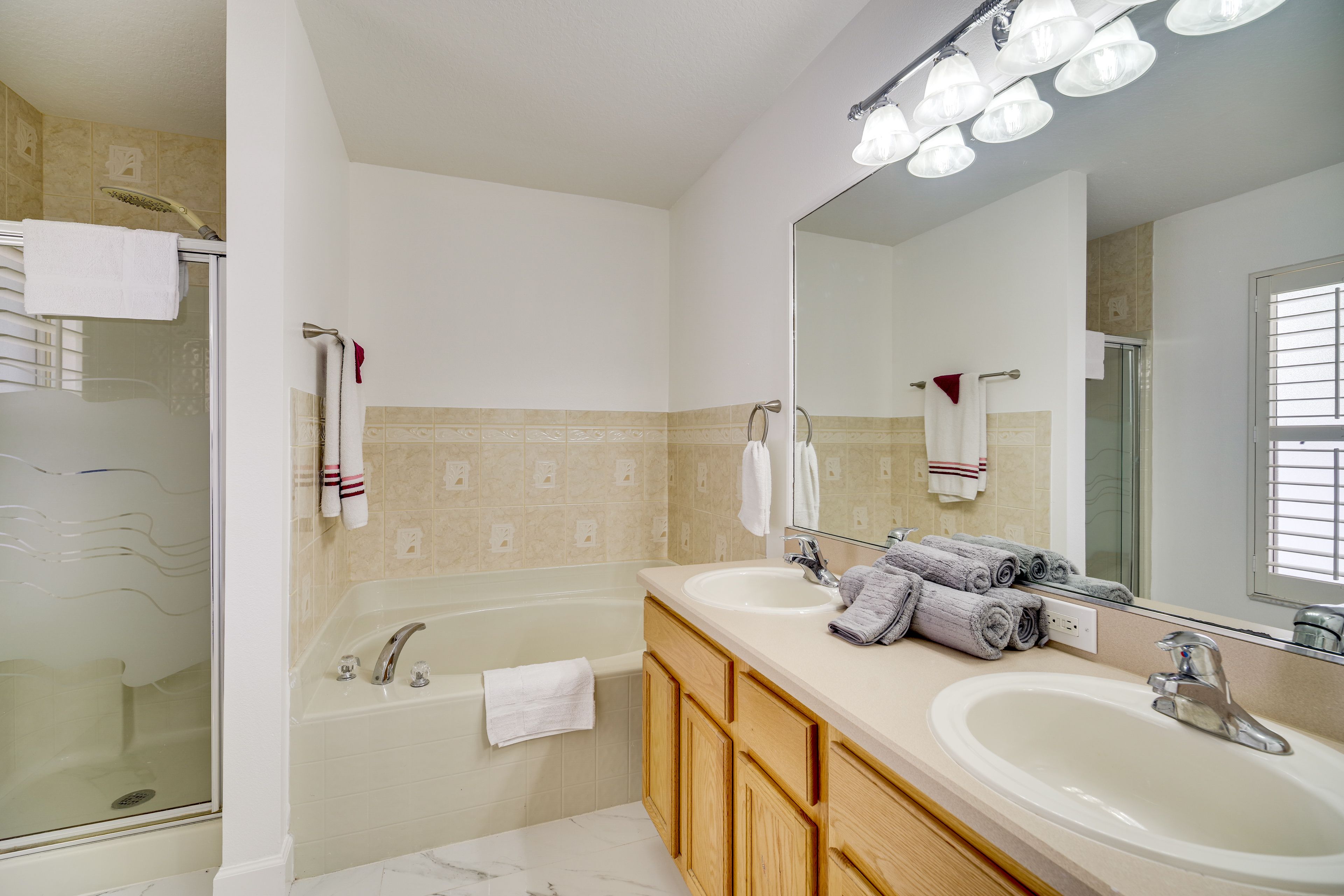 Full Bathroom | Towels Provided