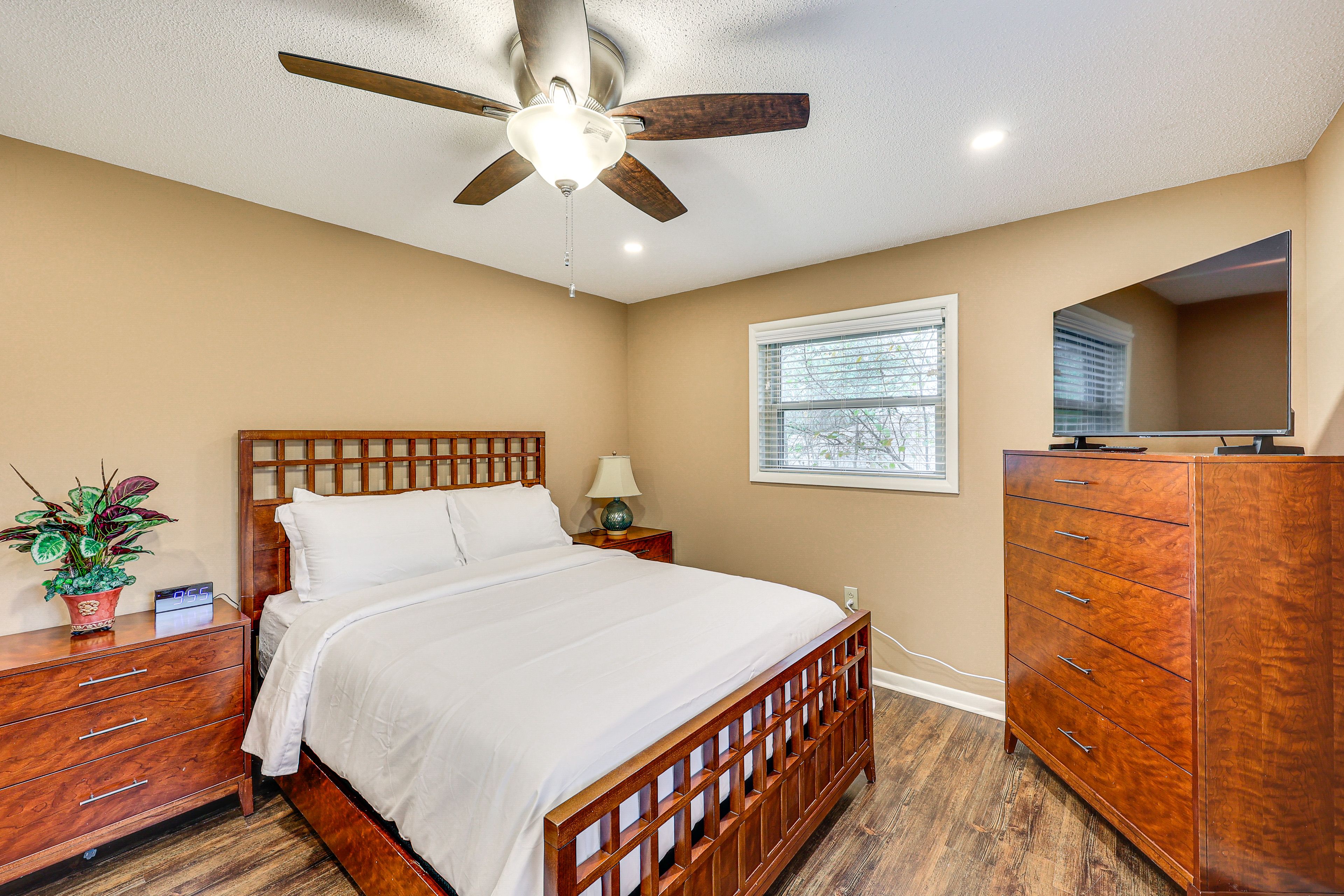 Bedroom 2 | Queen Bed | Smart TV