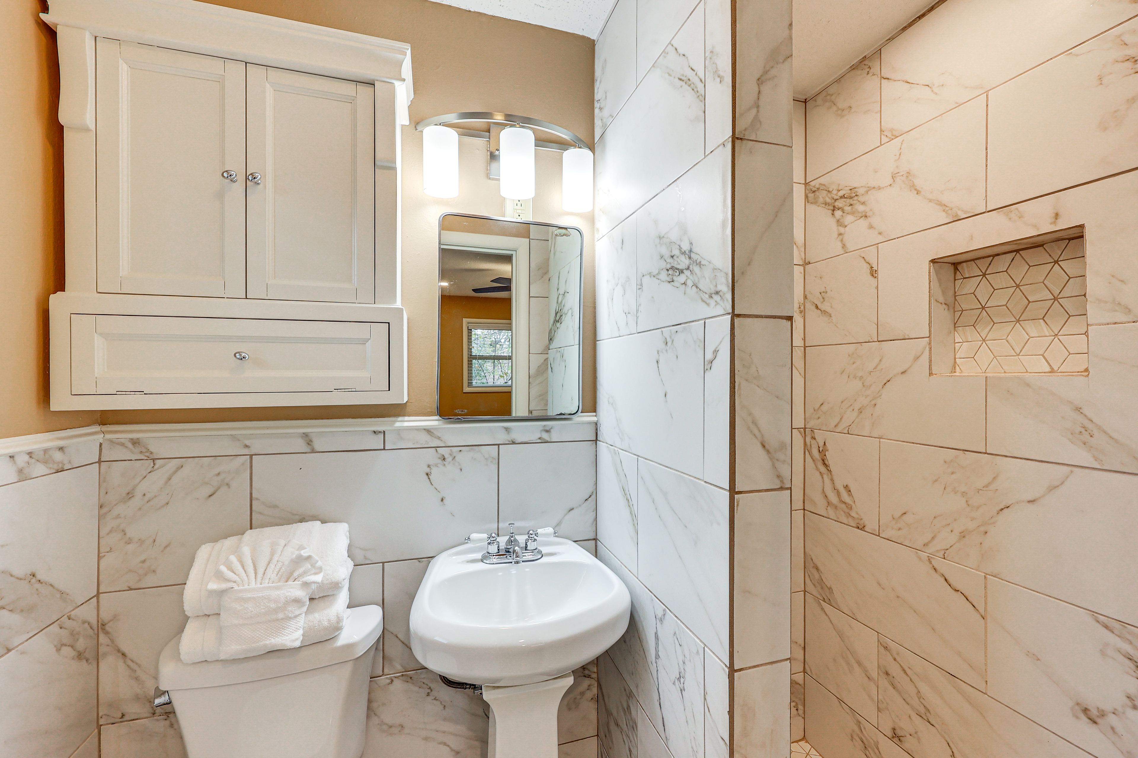 Full Bathroom | Towels Provided