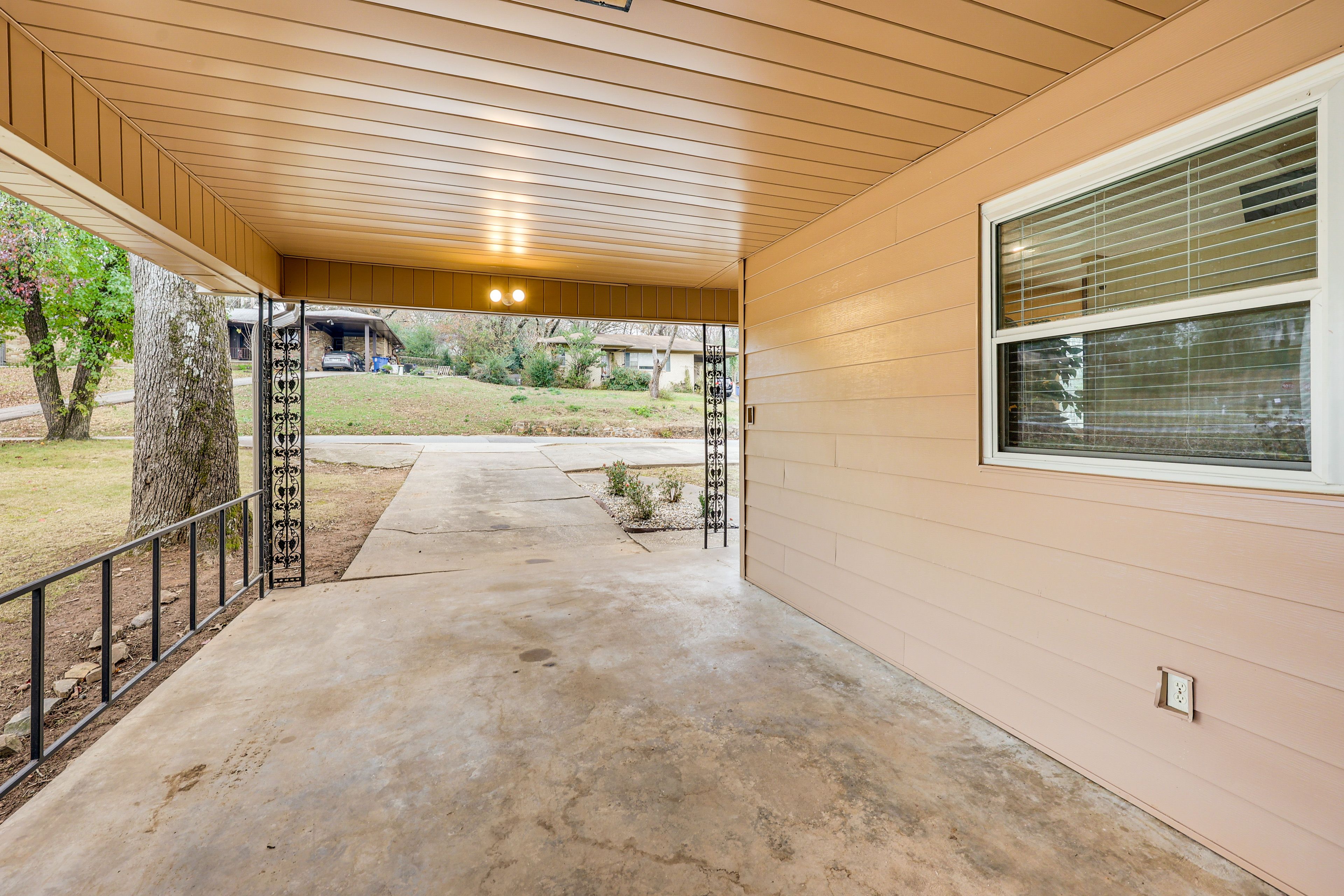 Parking | Carport (1 Vehicle) | Driveway (1 Vehicle)