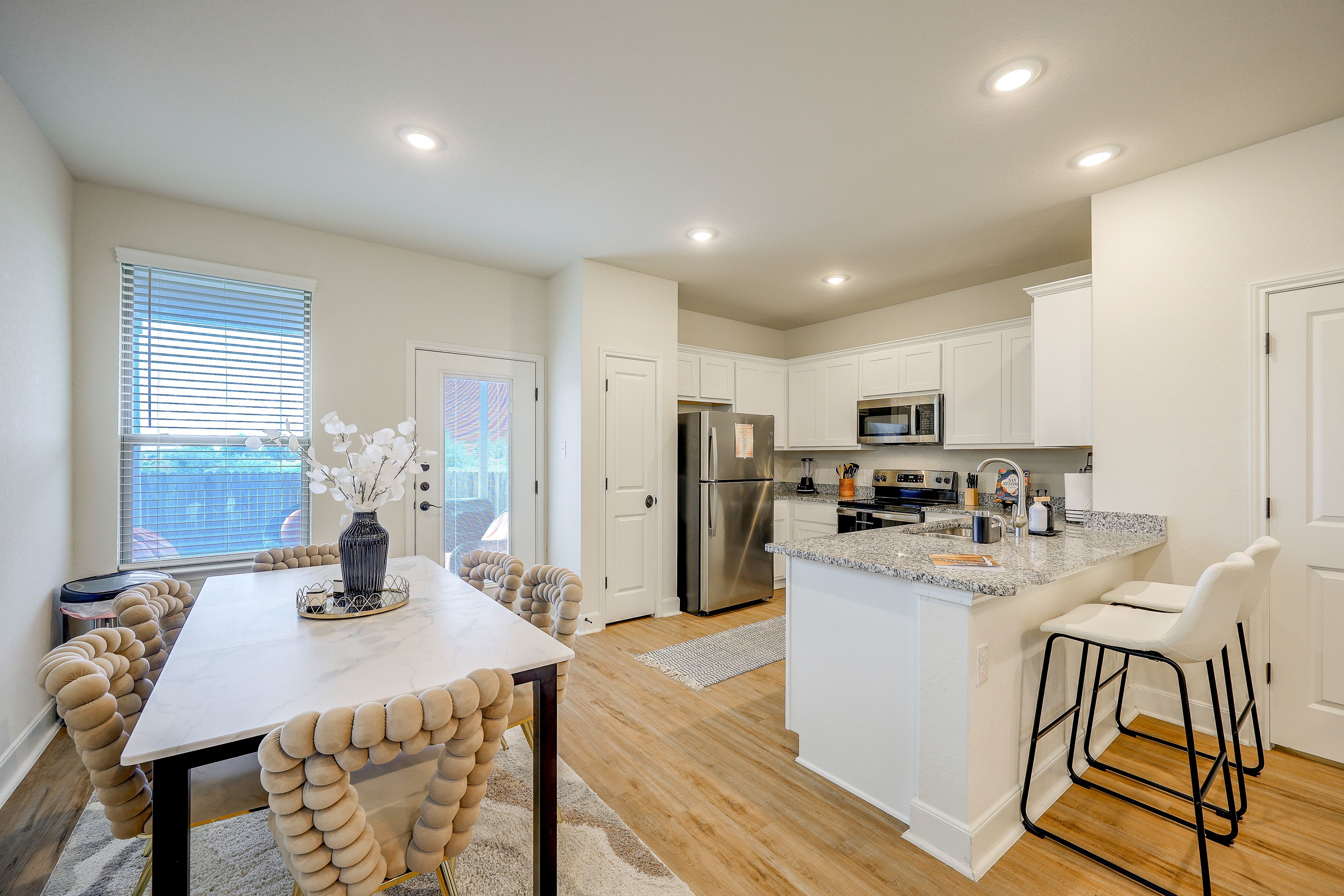 Dining Area & Kitchen