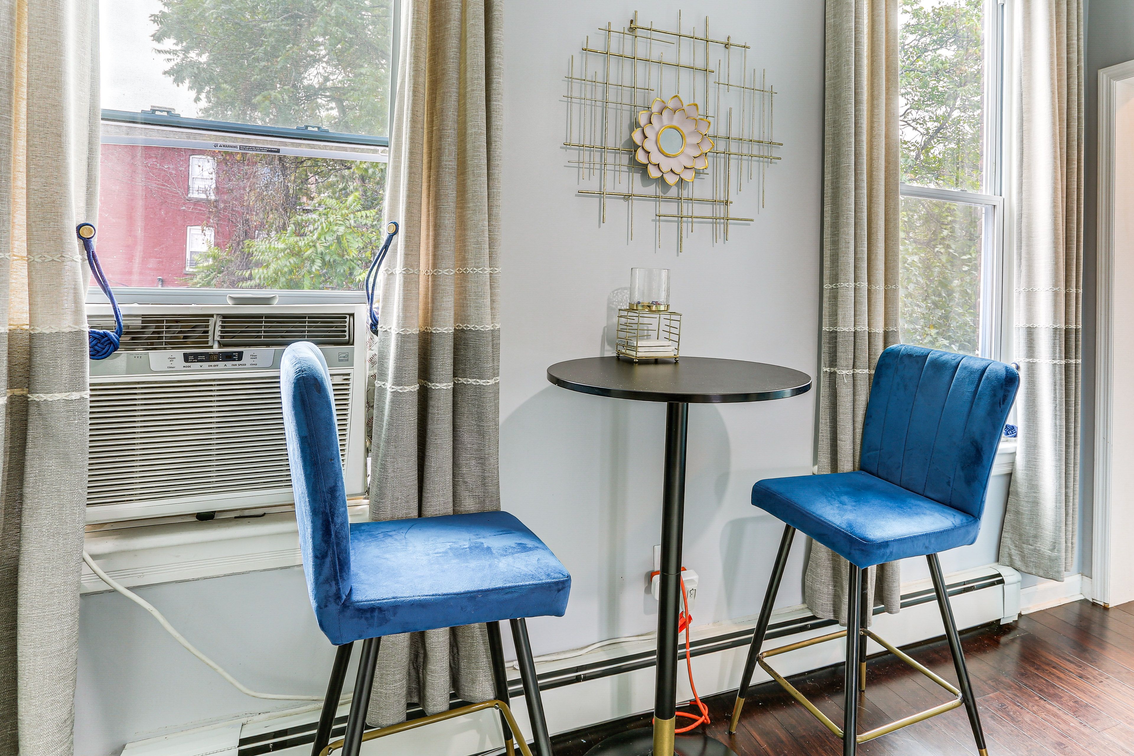 Dining Area | Dishware/Flatware Provided