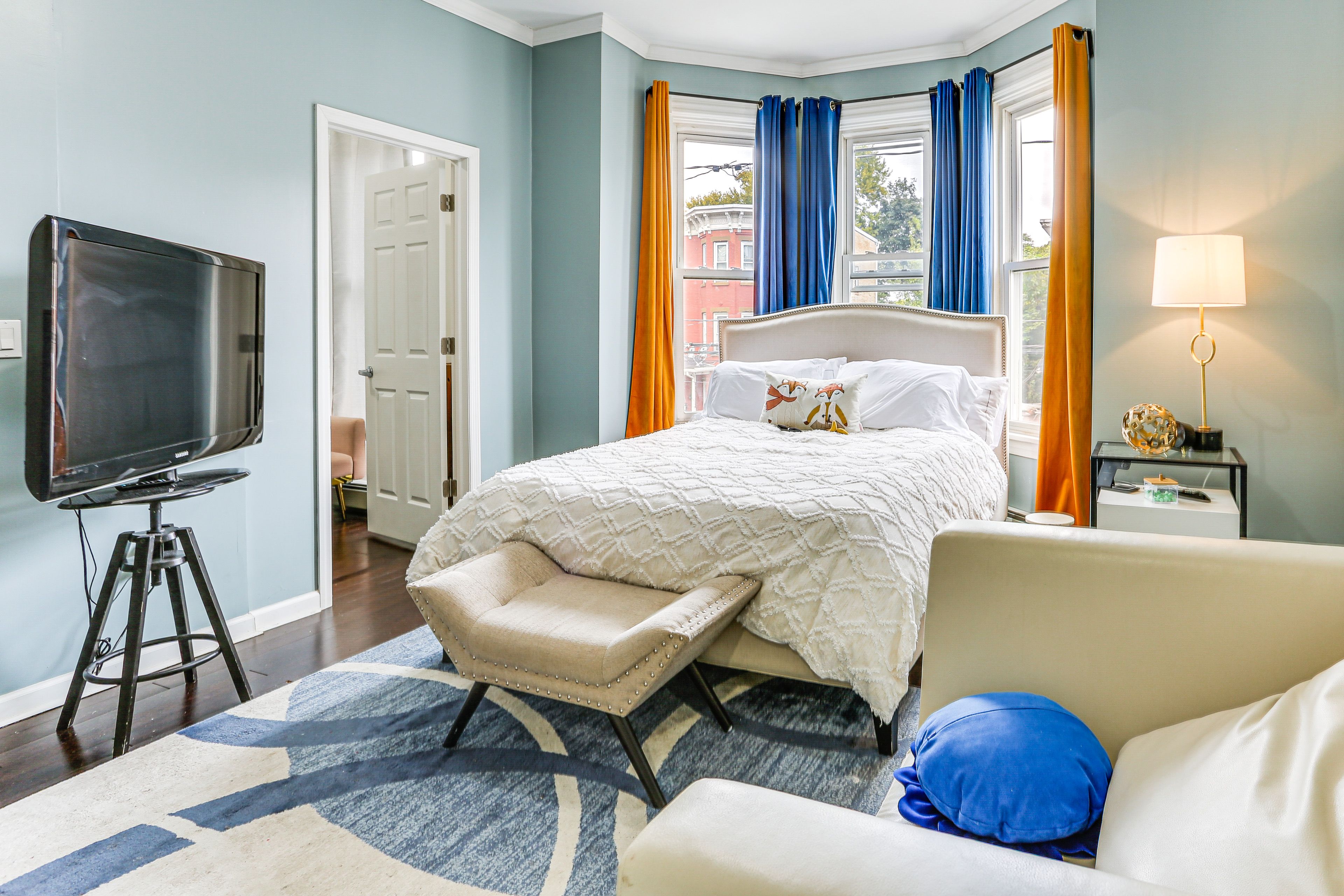 Bedroom | Queen Bed | Smart TV