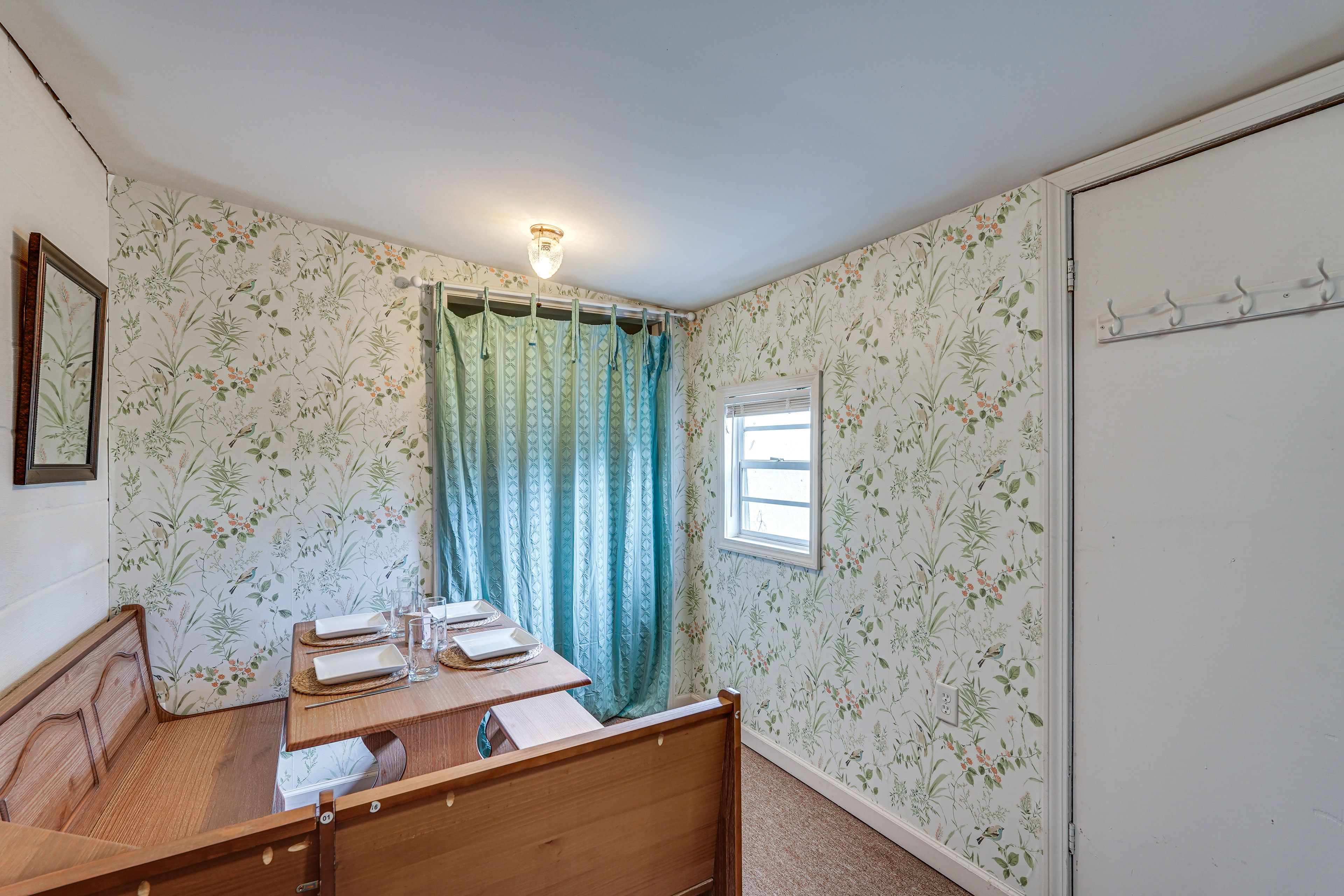 Dining Area | Dishware/Flatware Provided