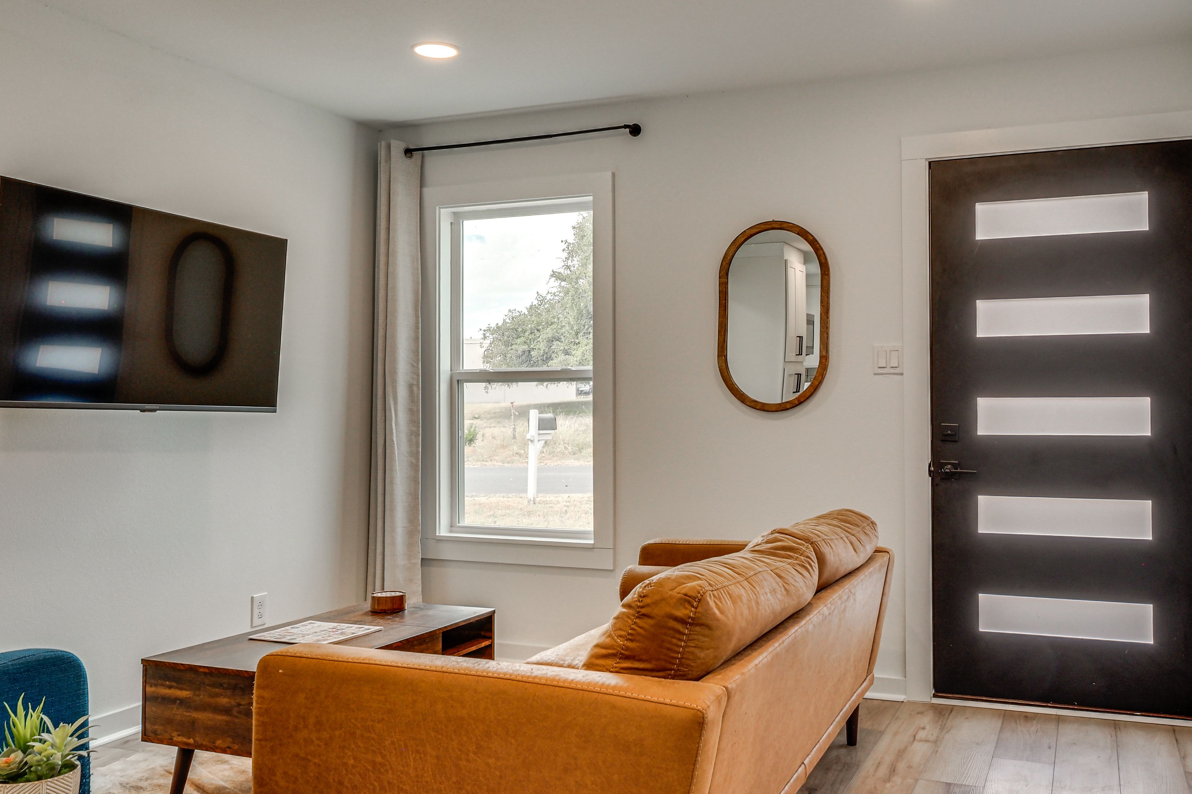 Living Room | Smart TV | Free WiFi | Central A/C & Heating