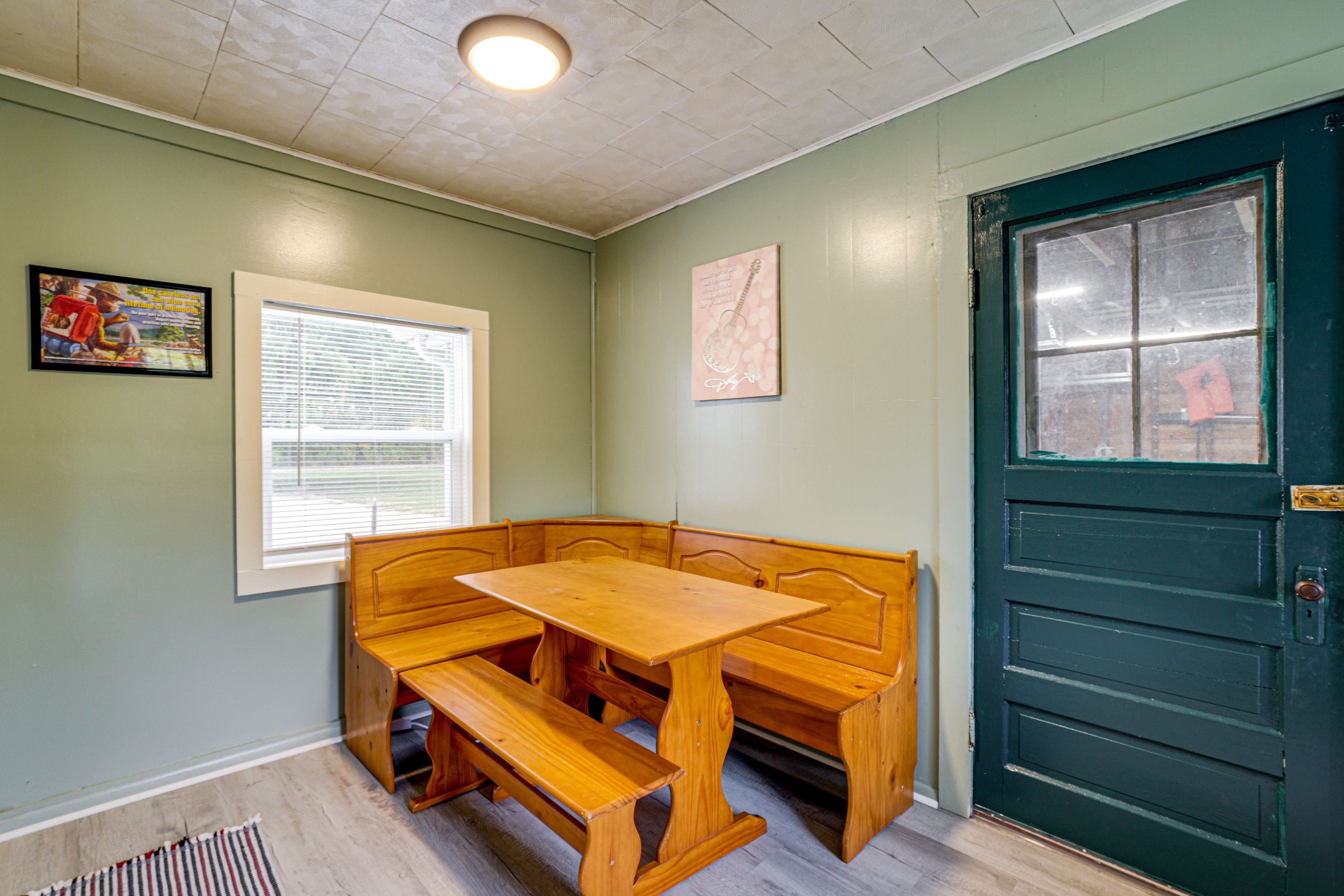 Dining Nook | Dishware/Flatware Provided | 1st Floor