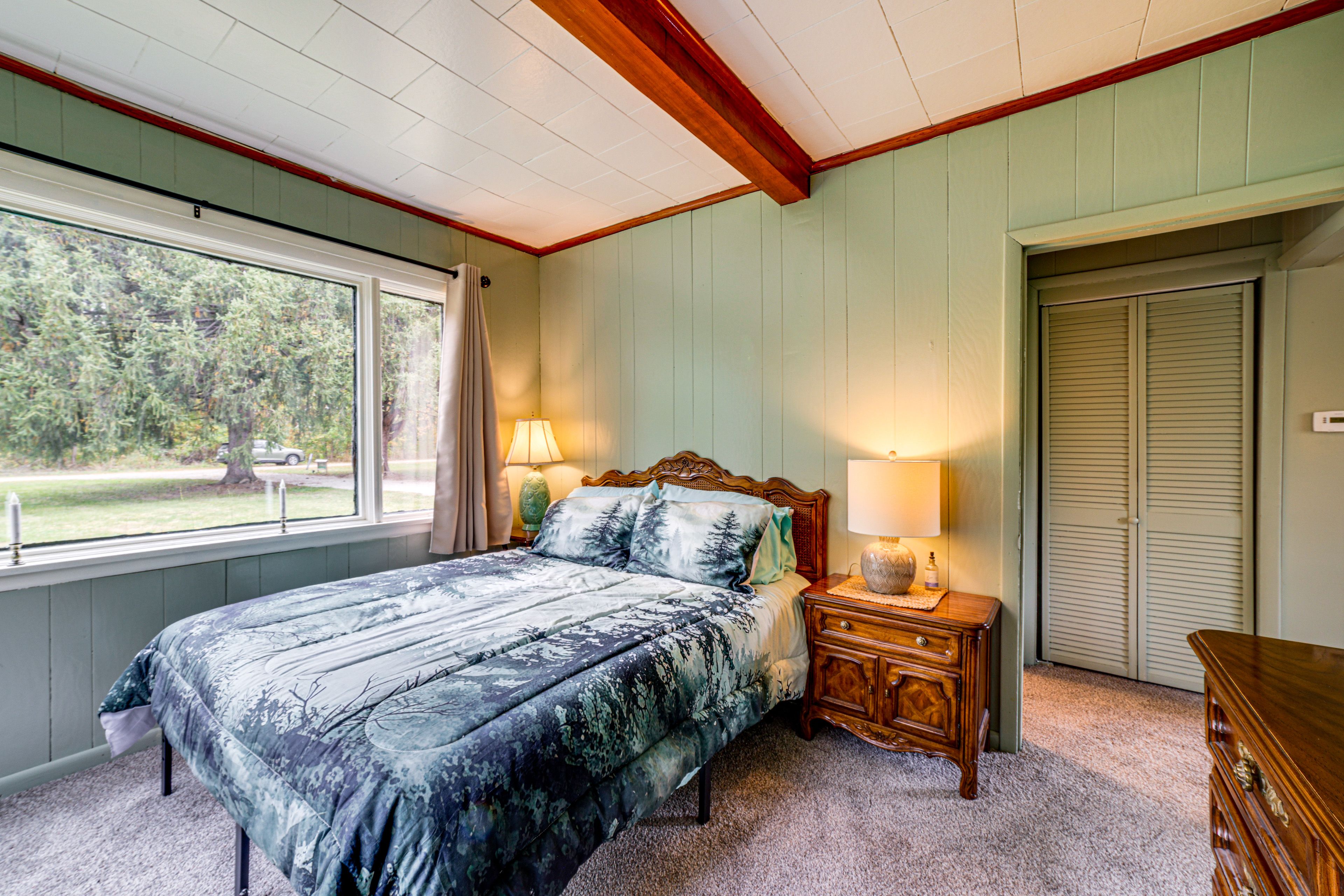 Bedroom 1 | Queen Bed | Linens Provided | 1st Floor