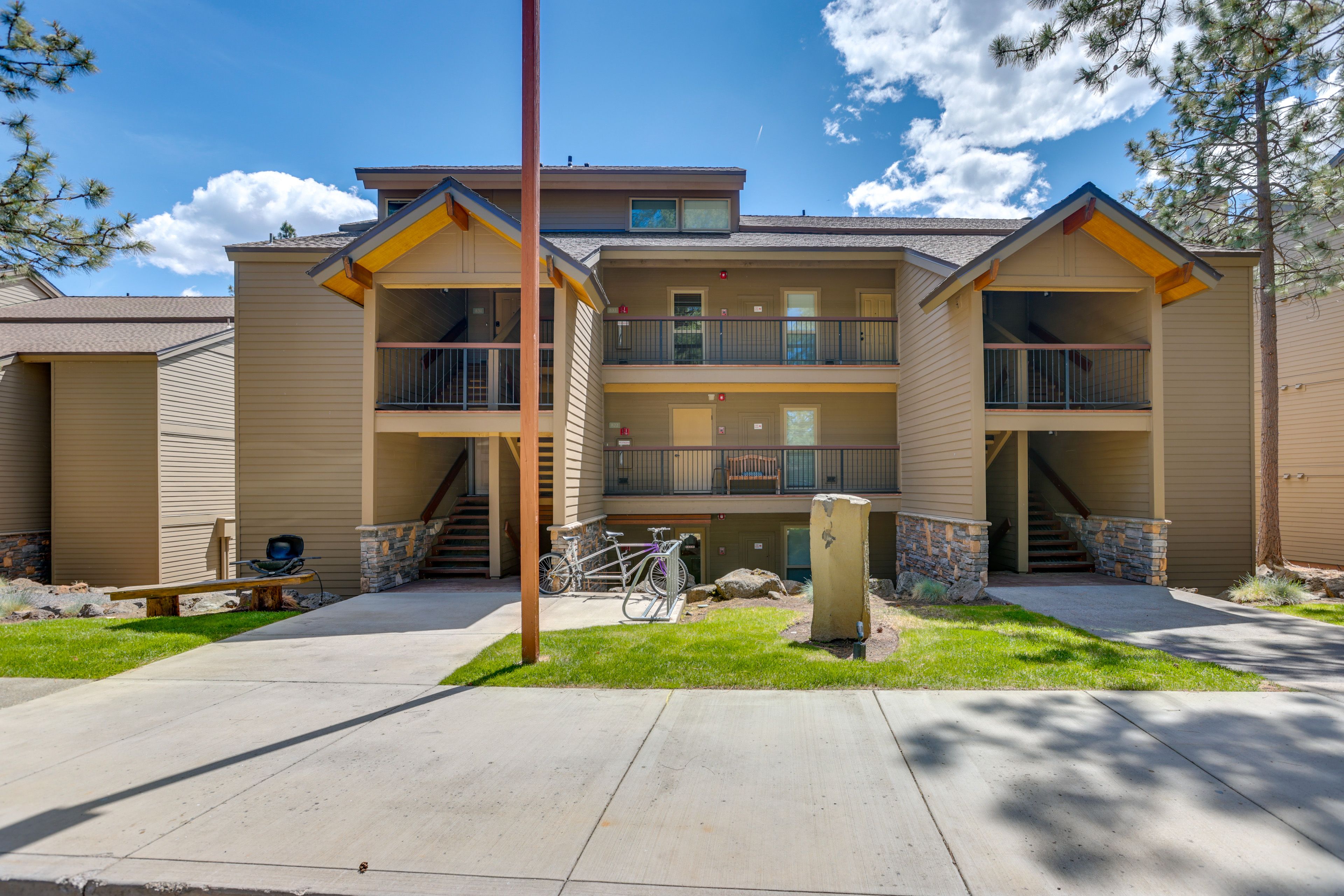 Building Exterior | Resort Parking Lot (Ample Parking)