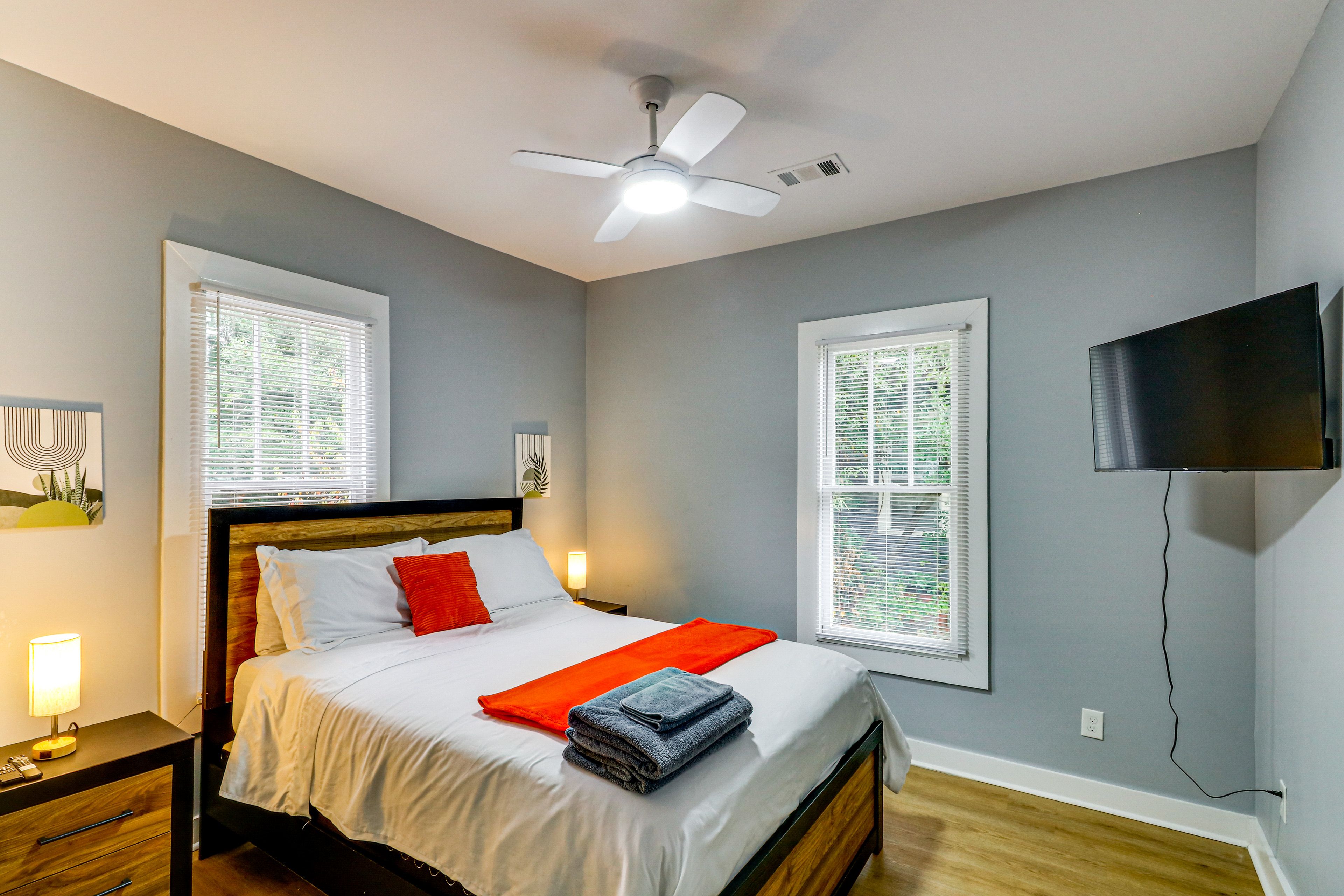 Bedroom 1 | Queen Bed