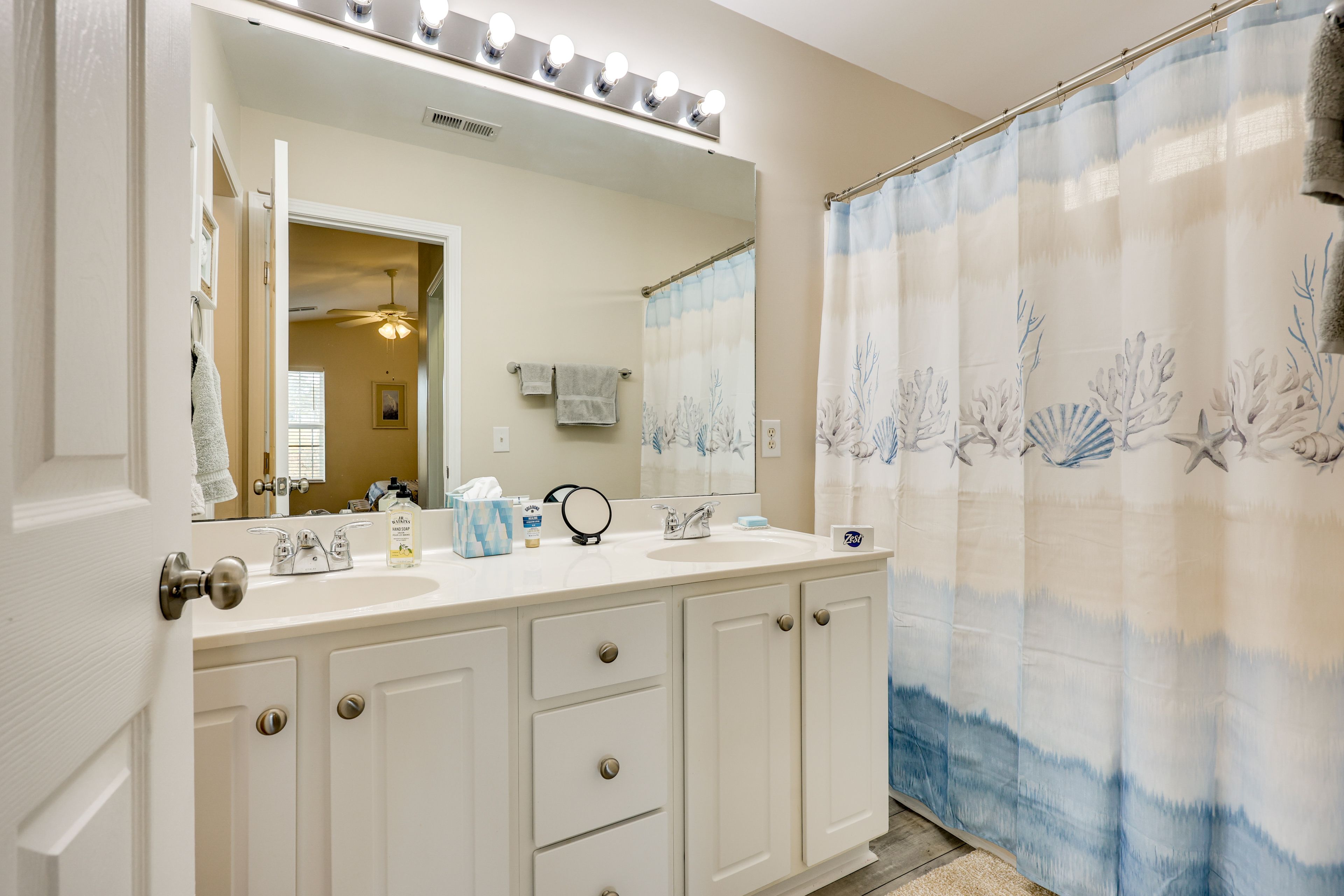 En-Suite Bathroom | Towels & Linens Provided