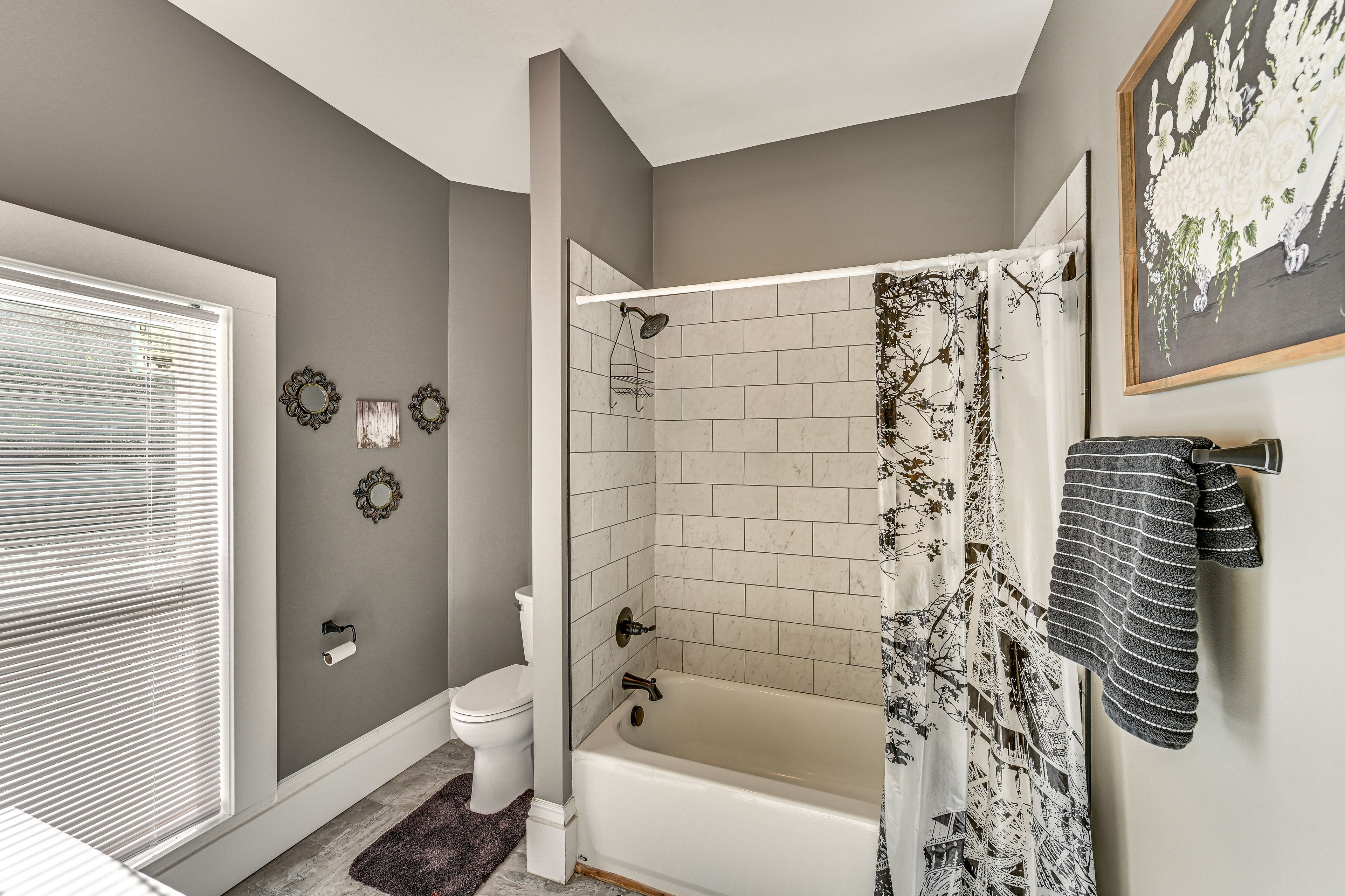 Full Bathroom | 1st Floor | Towels Provided