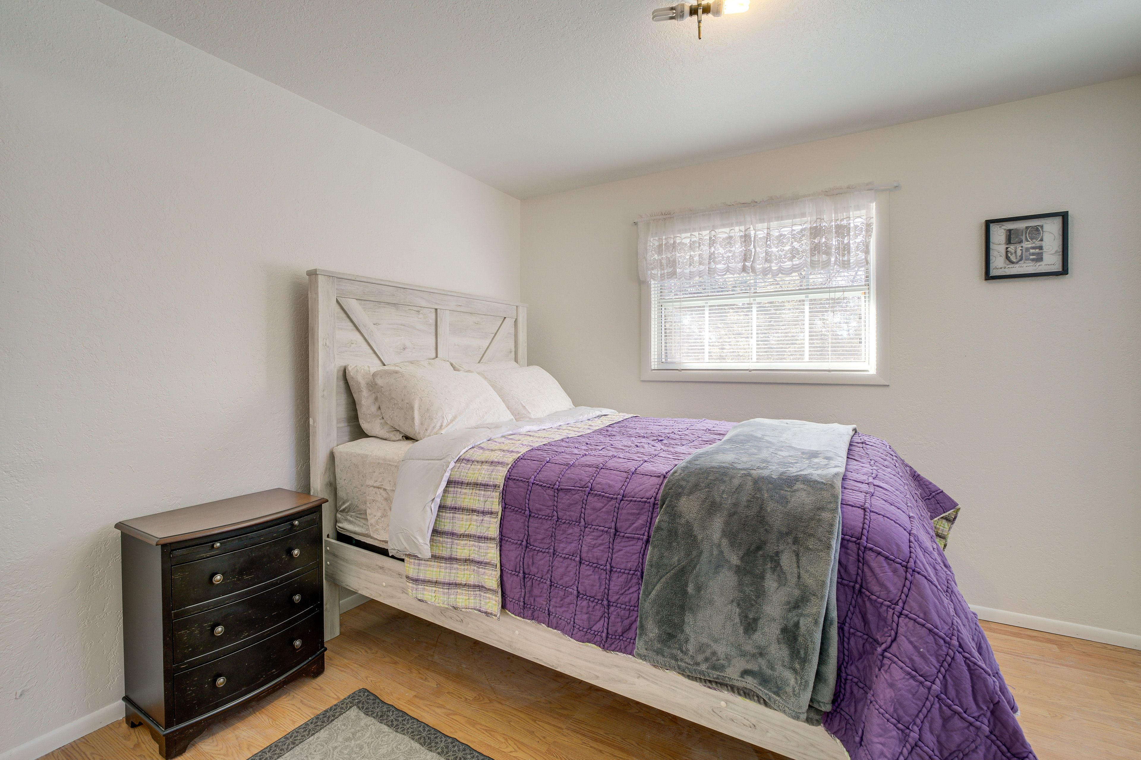 Bedroom 2 | Queen Bed