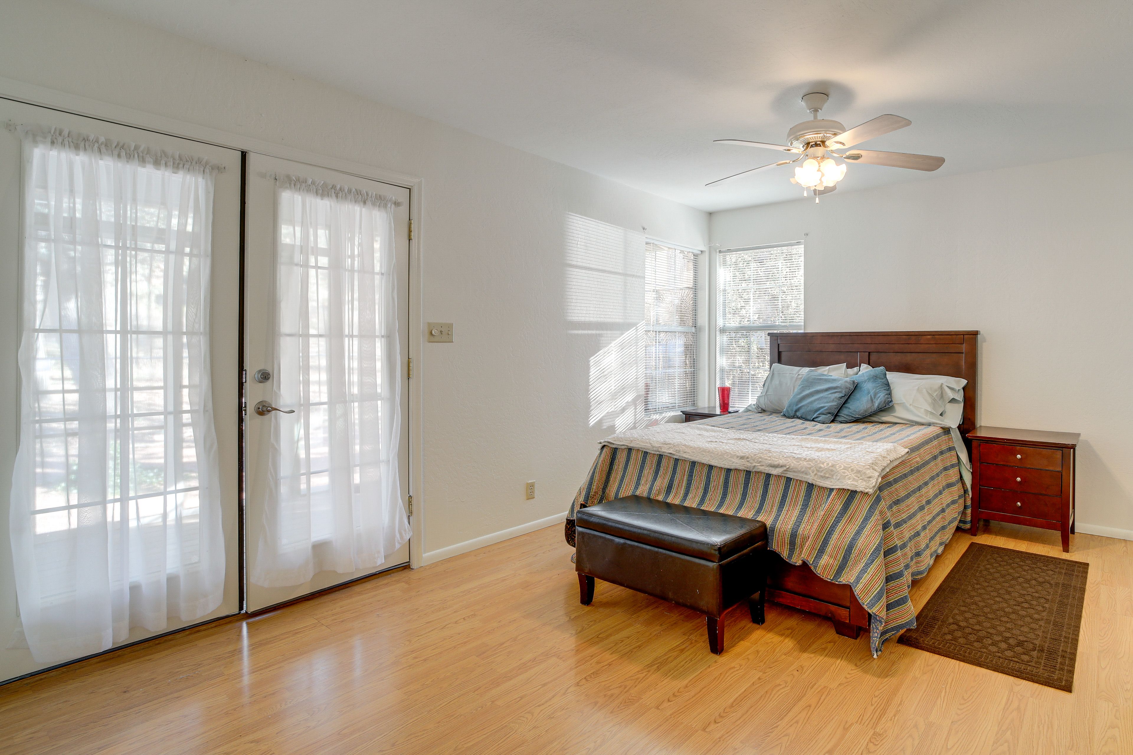 Bedroom 1 | Queen Bed | Smart TV | En-Suite Bathroom