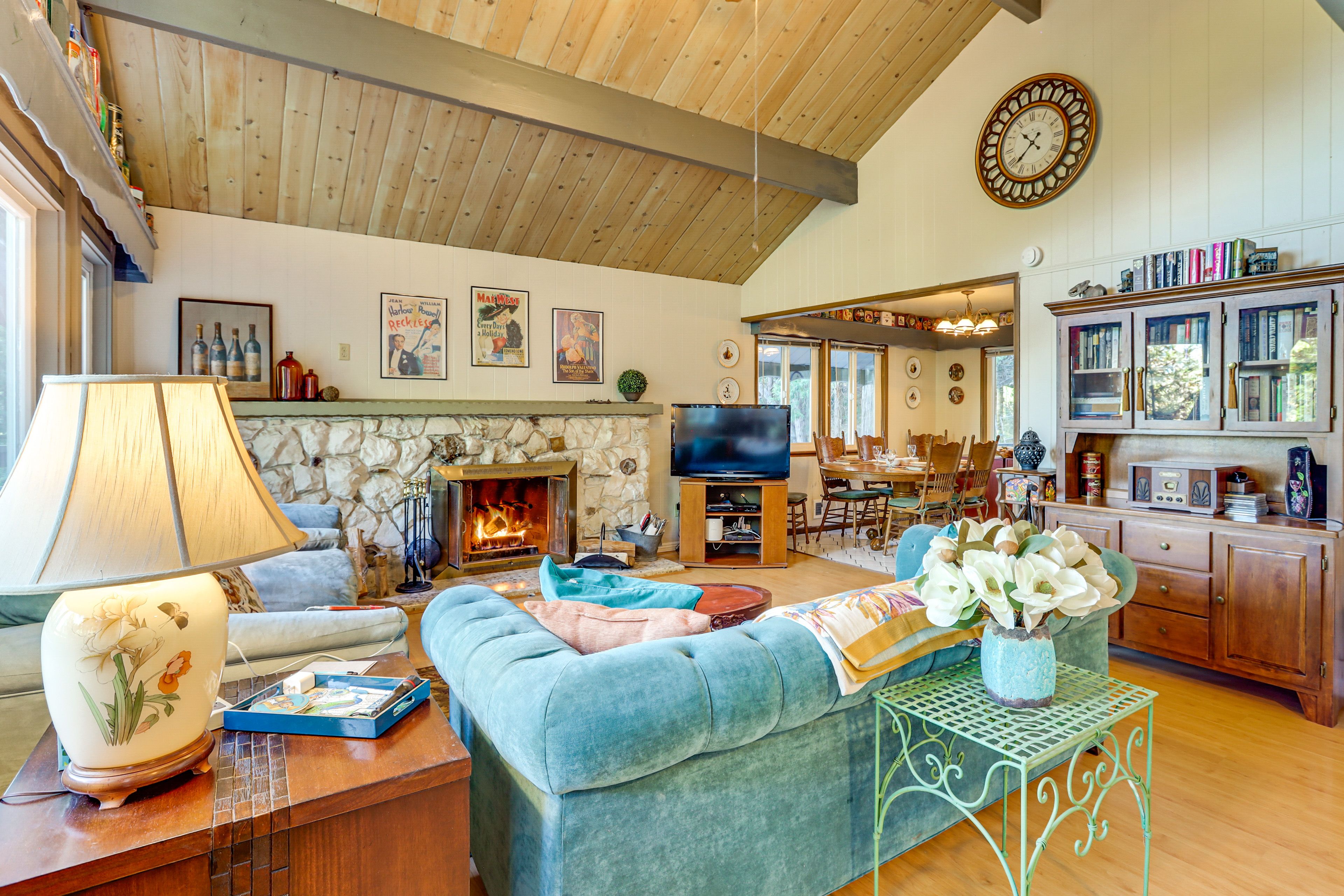 Living Room | Fireplace | Smart TV | DVD Player | 2nd Floor