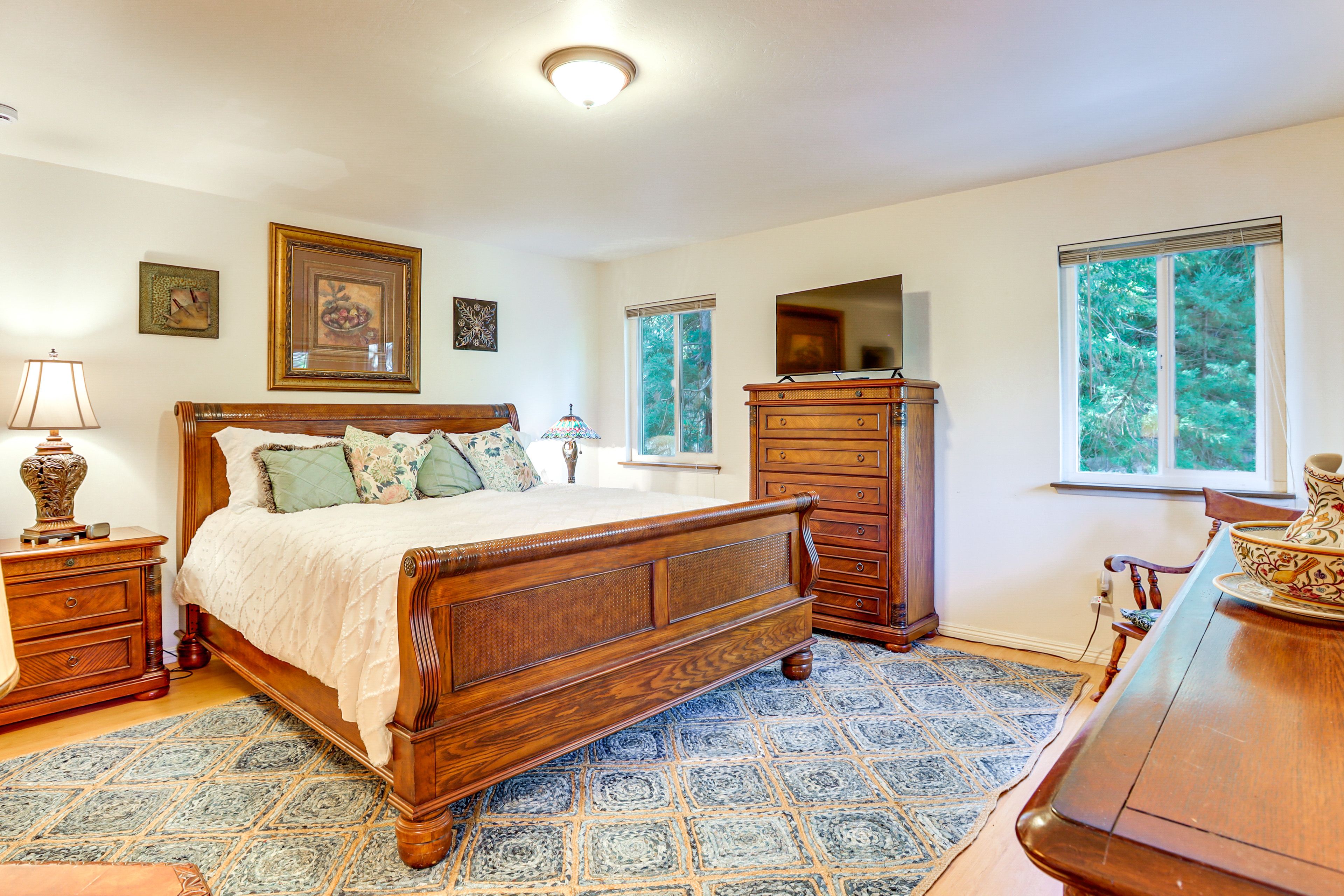 Bedroom 1 | King Bed | Smart TV | 2nd Floor