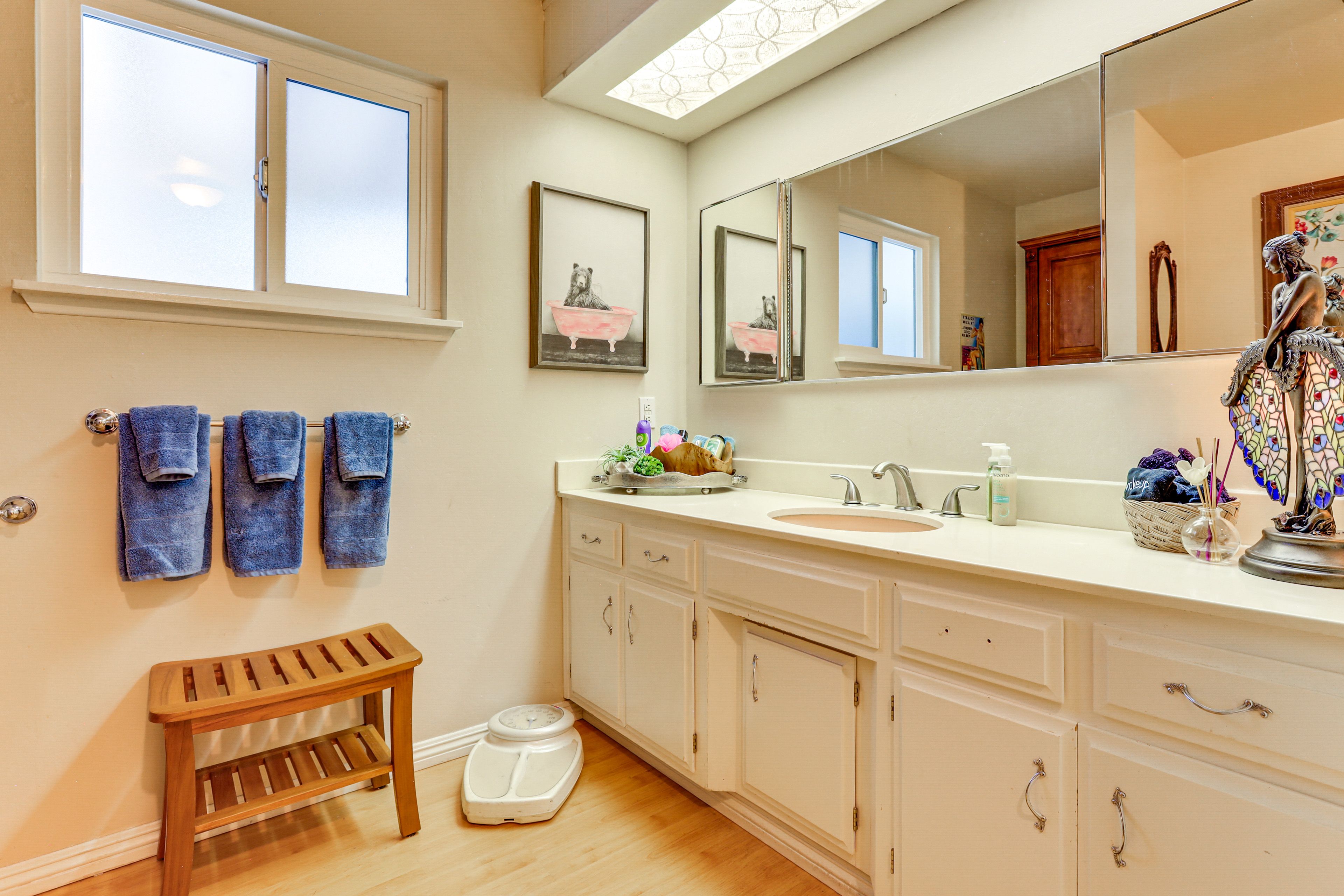 Bathroom | Shower | Bathtub | 2nd Floor