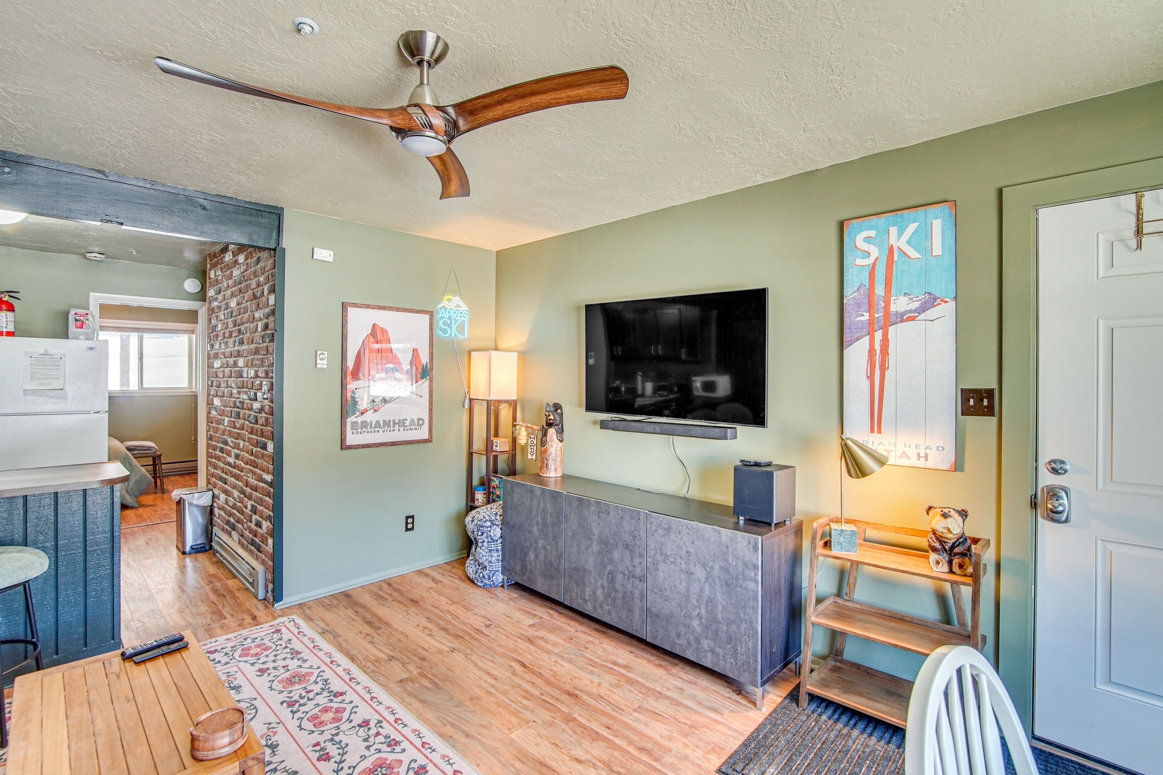 Living Room | Free WiFi | Smart TV | Full Sleeper Sofa