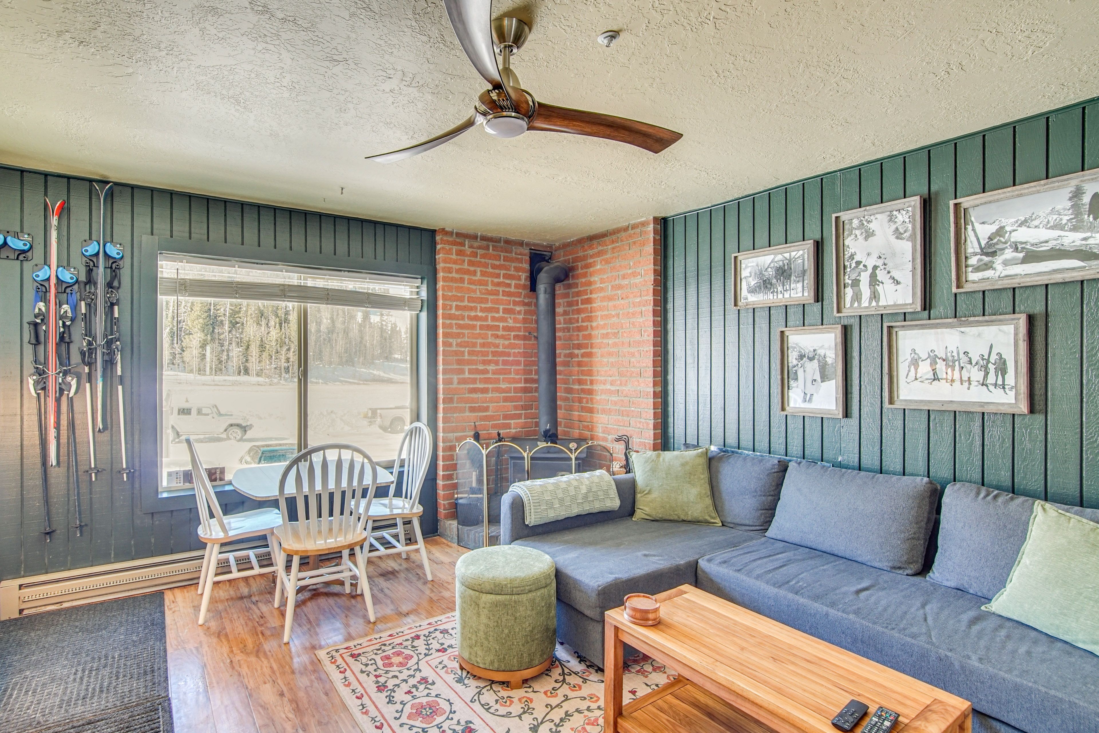 Dining Area | Dishware/Flatware Provided