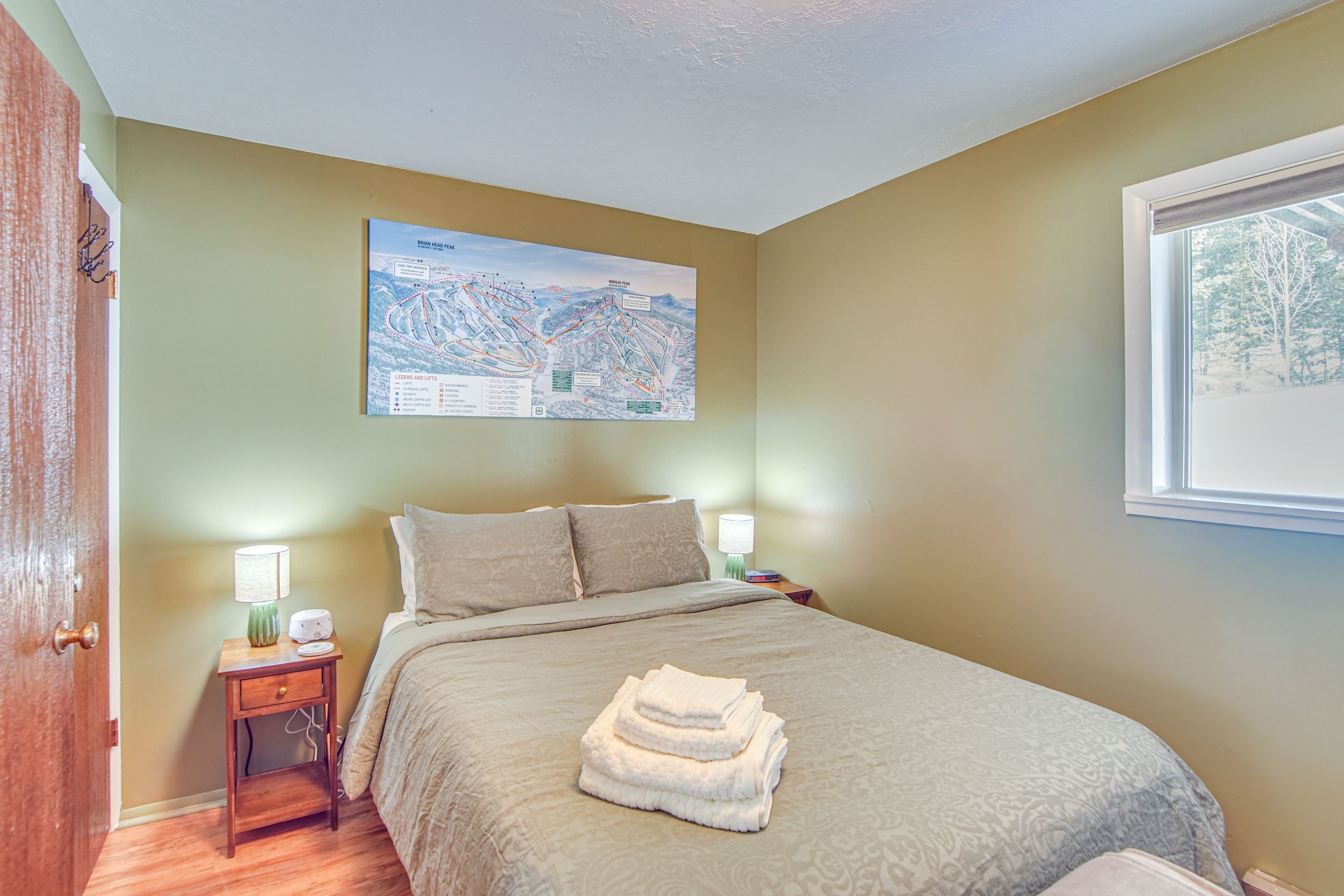 Bedroom | Queen Bed | Linens Provided