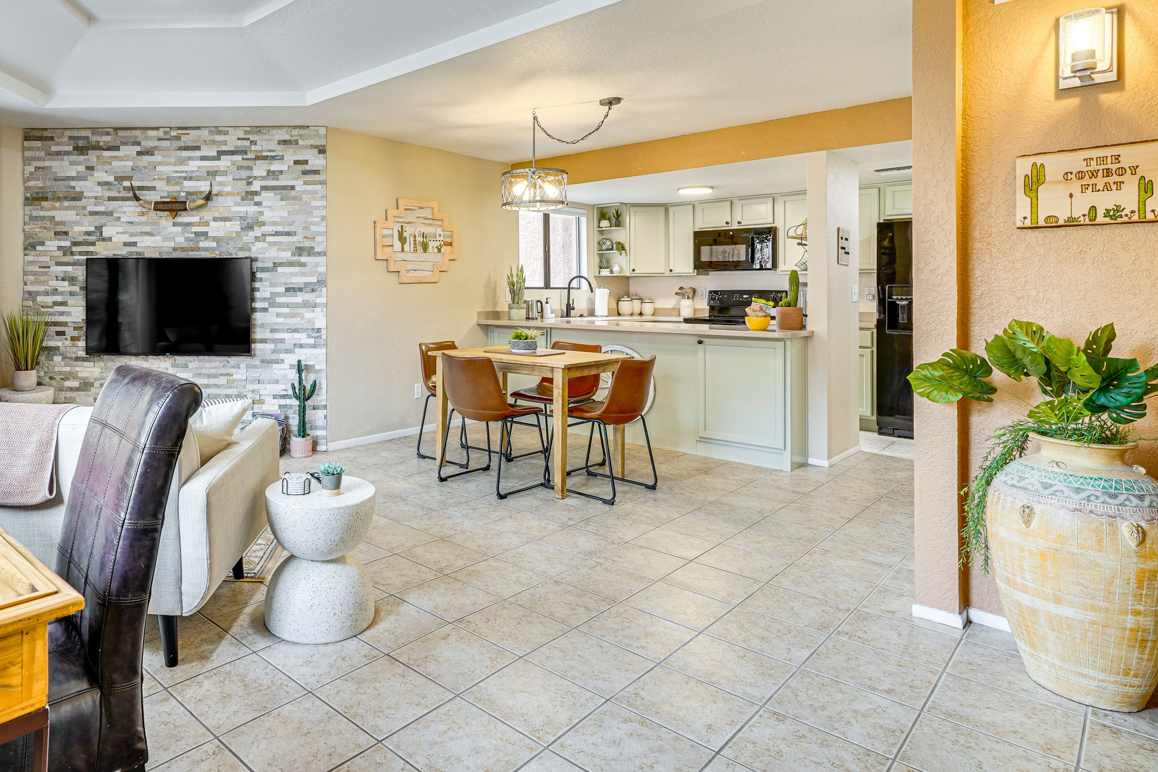 Dining Area | Dishware/Flatware Provided