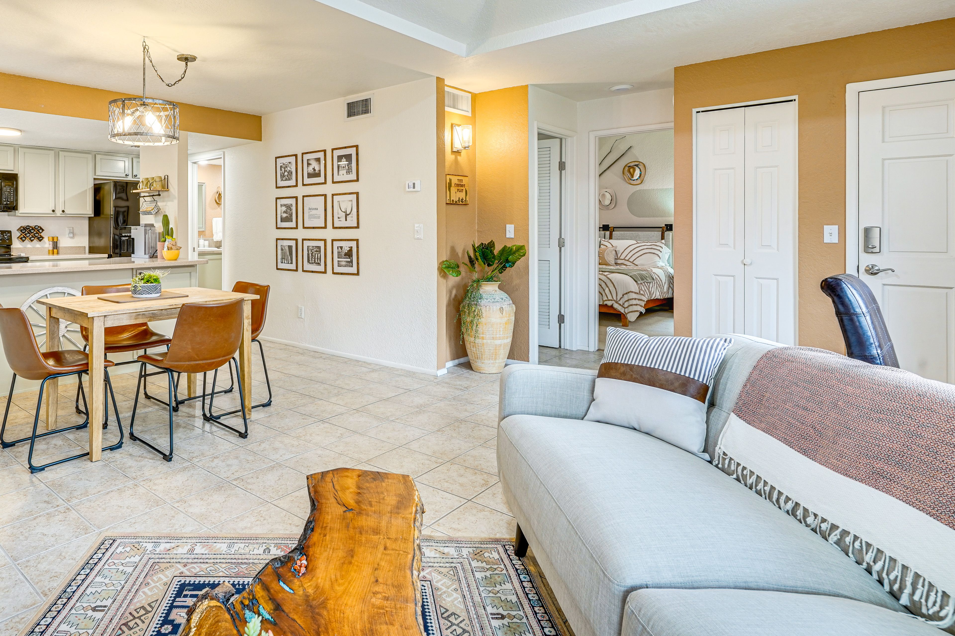 Living Room | Smart TV | Central Air Conditioning/Heat