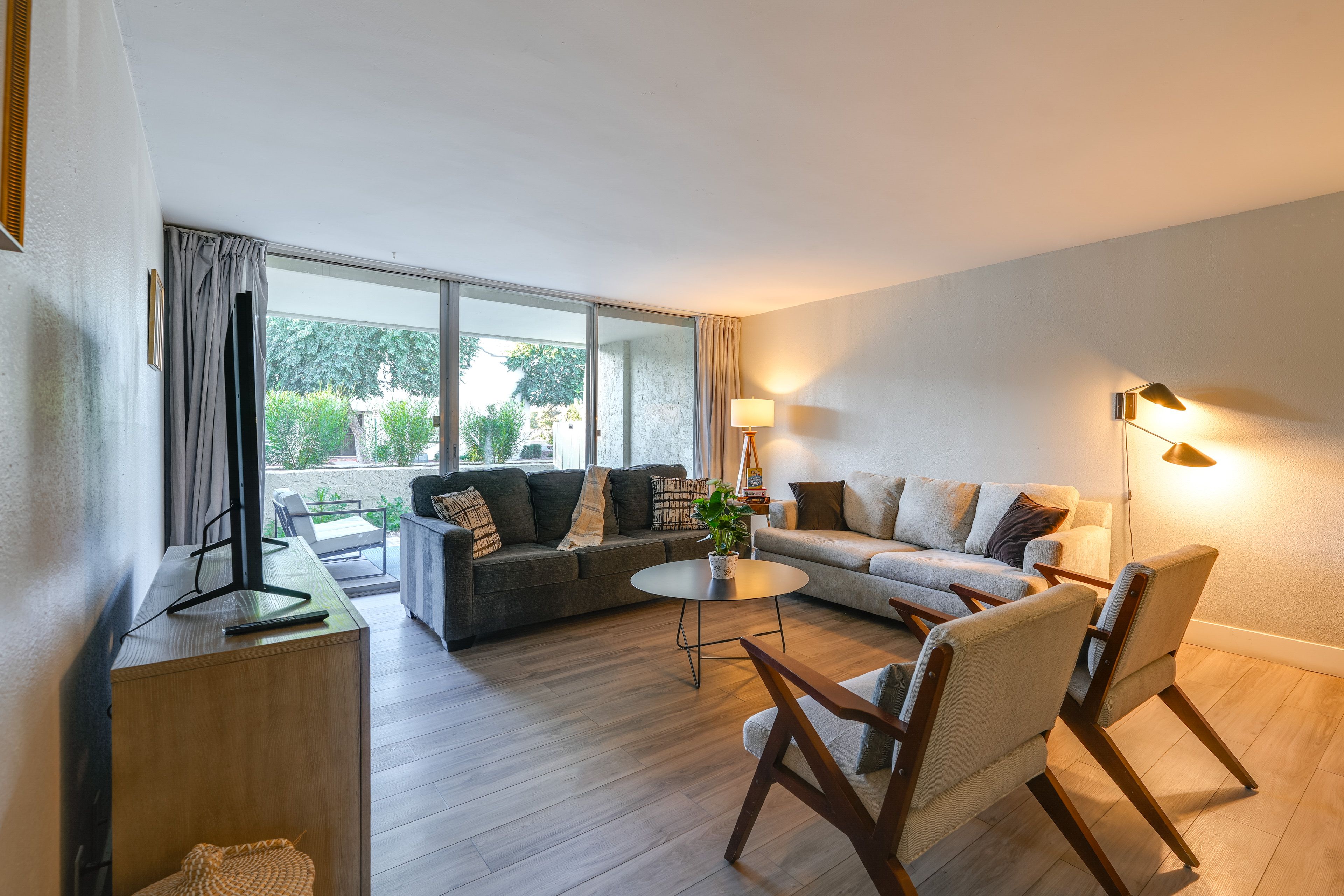 Living Room | Smart TV | Free WiFi | Board Games