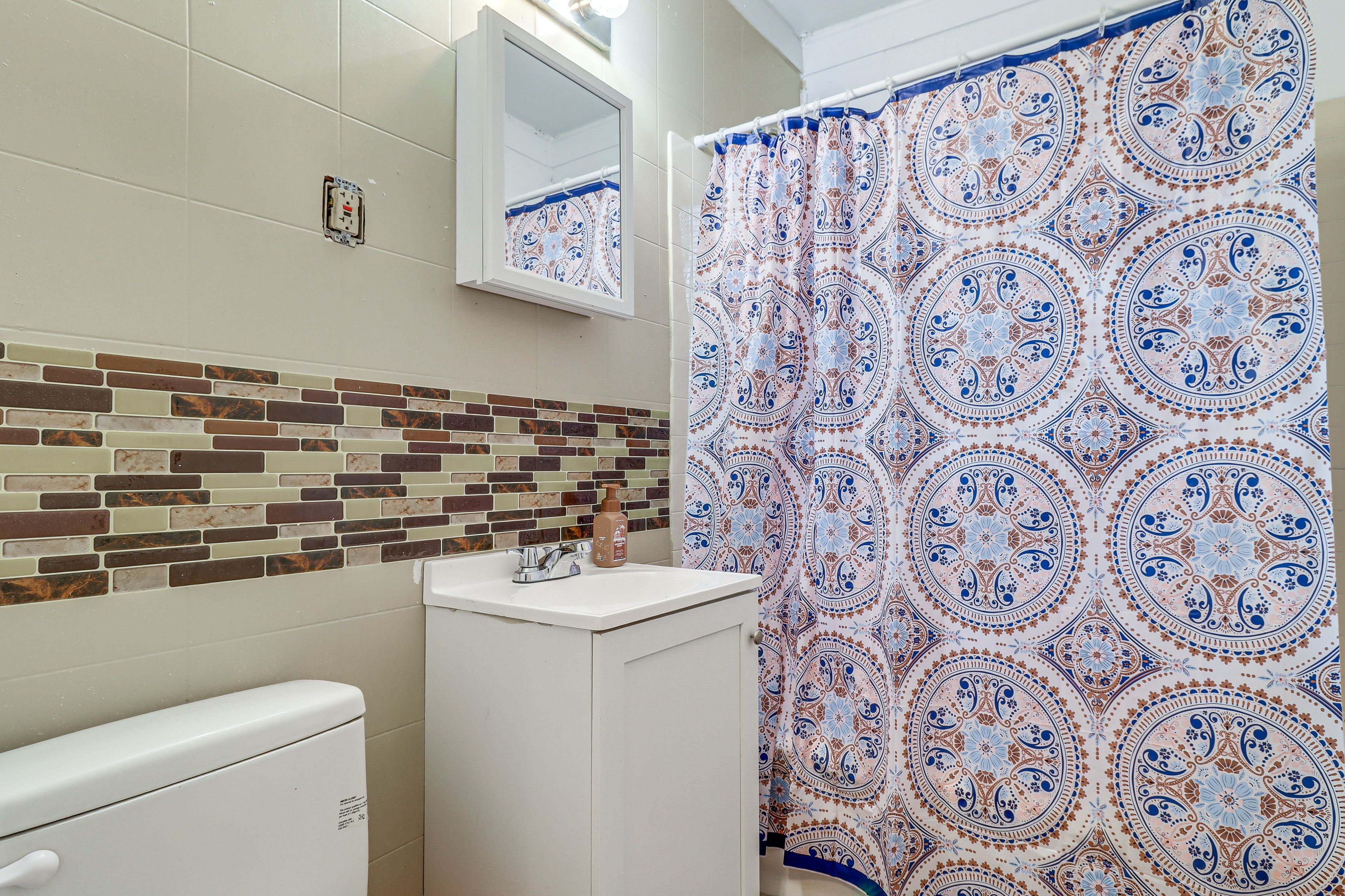 Full Bathroom | 1st Floor | Towels Provided