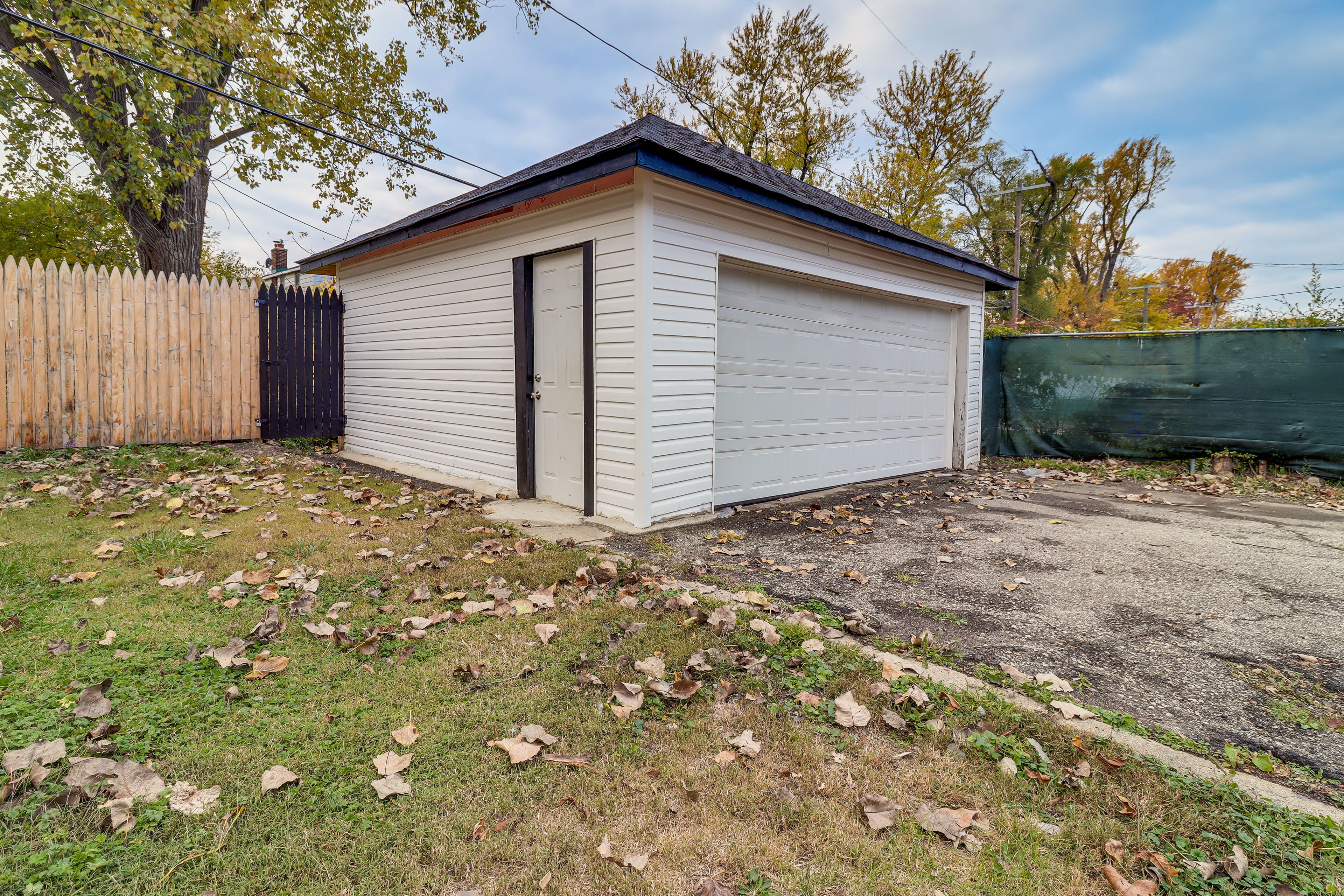 Parking | Garage (2 Vehicles) | Driveway (1 Vehicle)