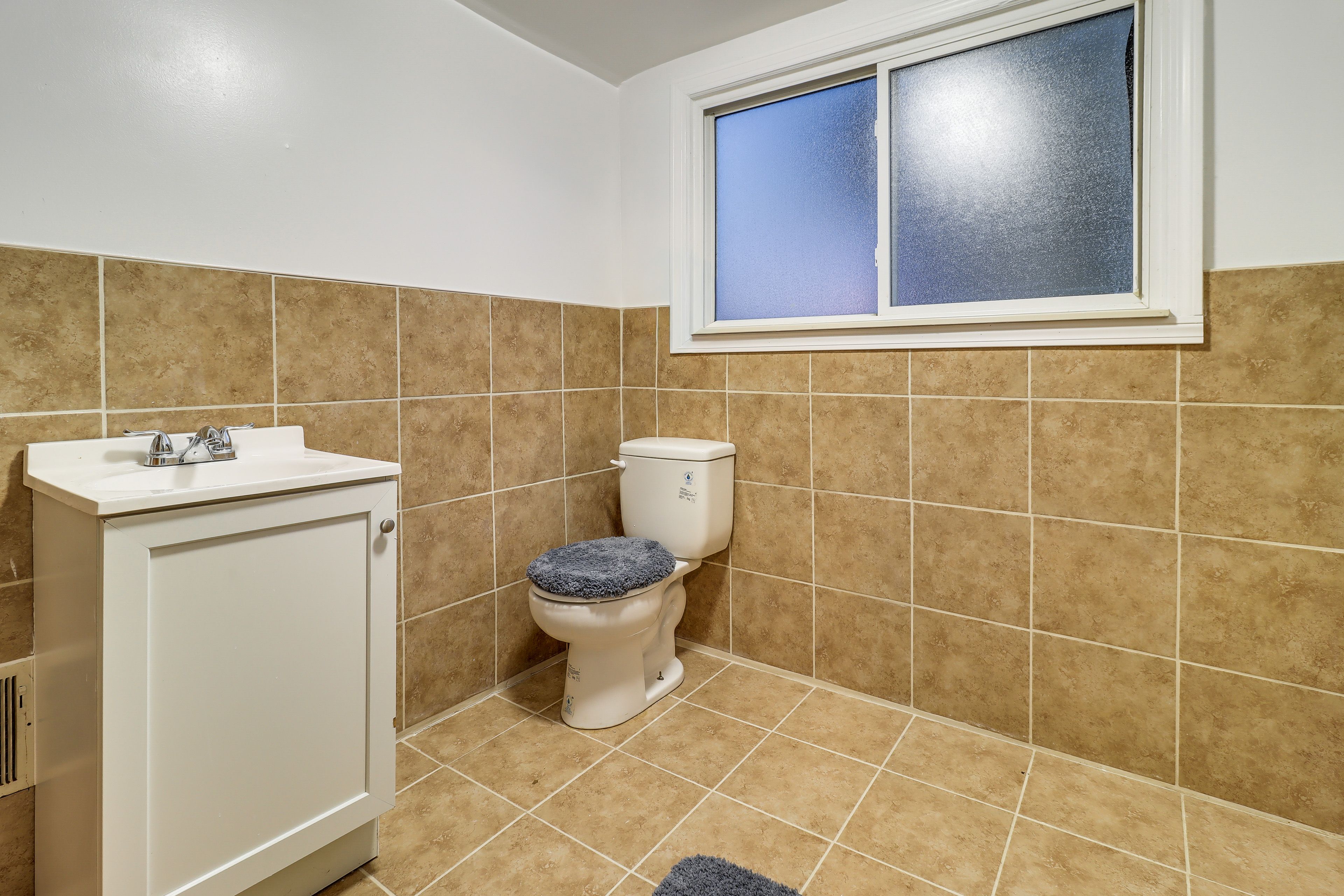 Half Bathroom | 2nd Floor | Complimentary Toiletries