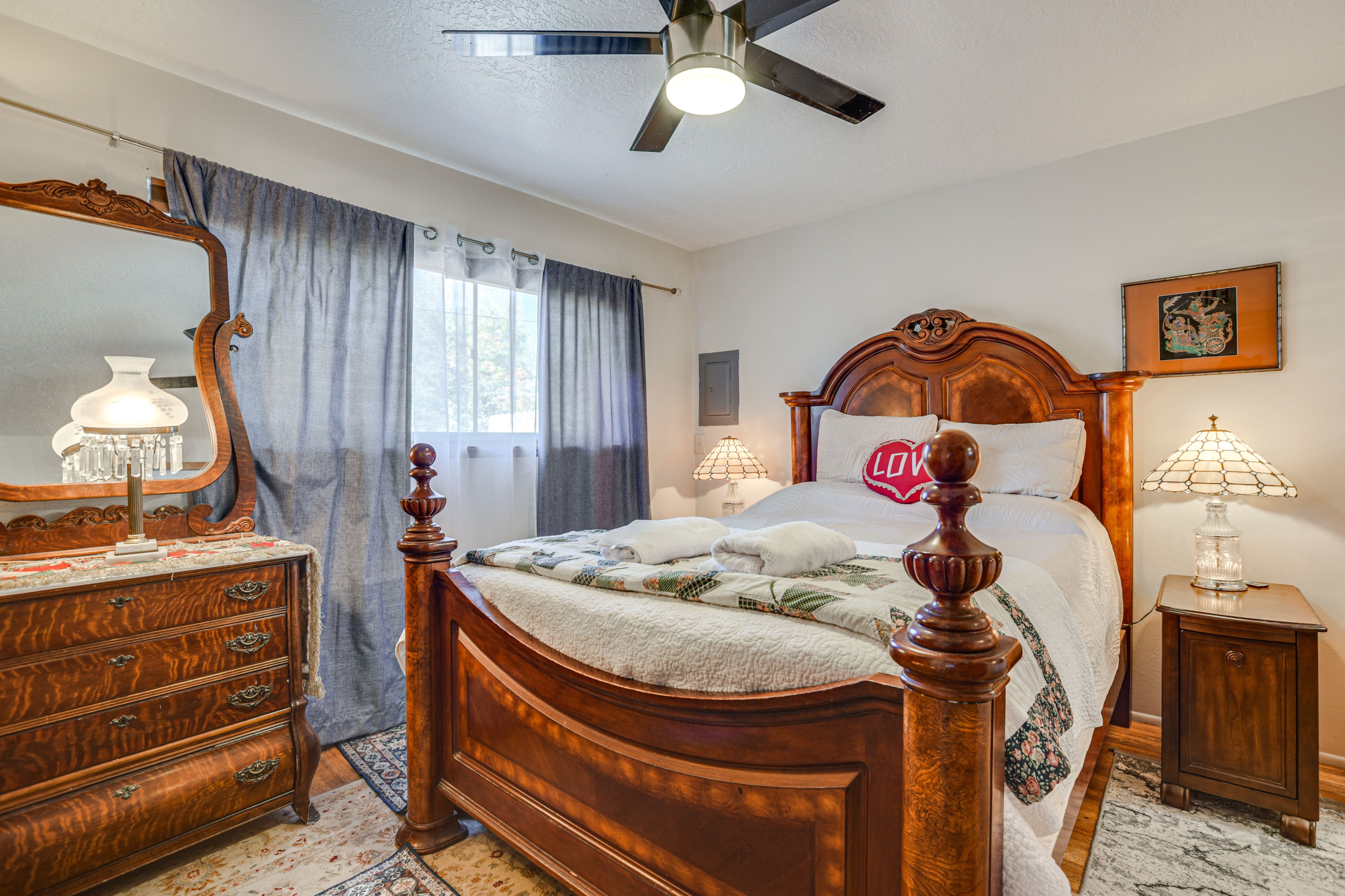 Bedroom 1 | Queen Bed