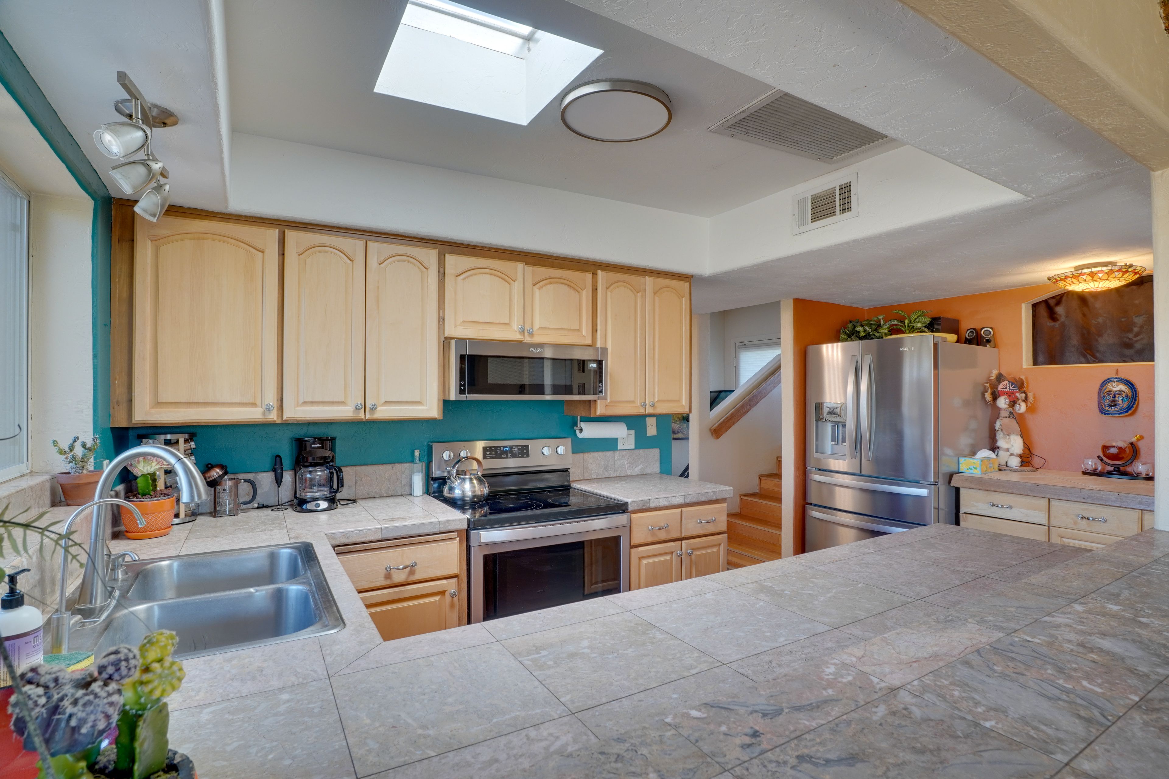 Kitchen | Breakfast Bar | Dishwasher | Main Level