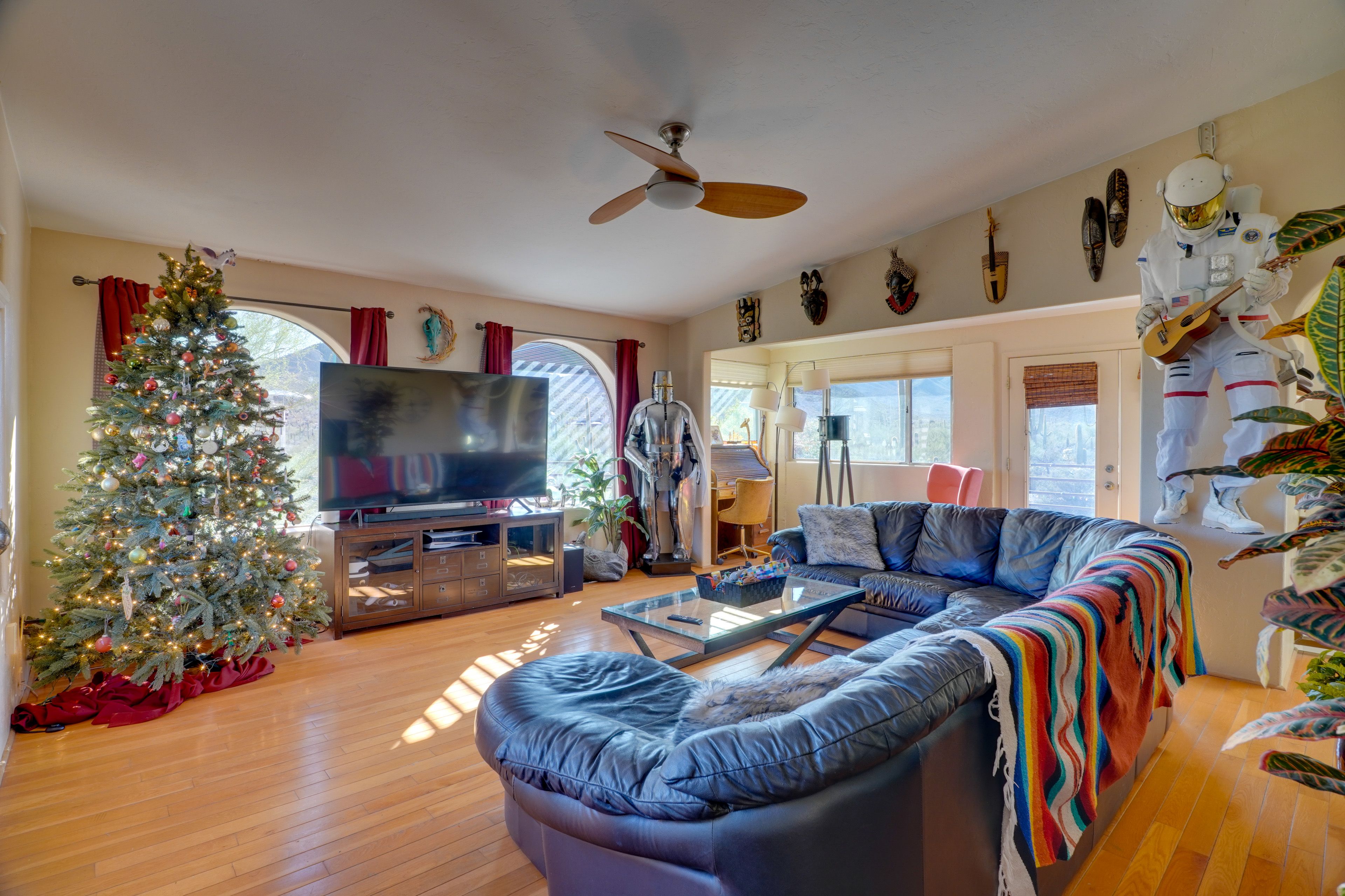 Living Room | Desks | Free WiFi | Books | Smart TV