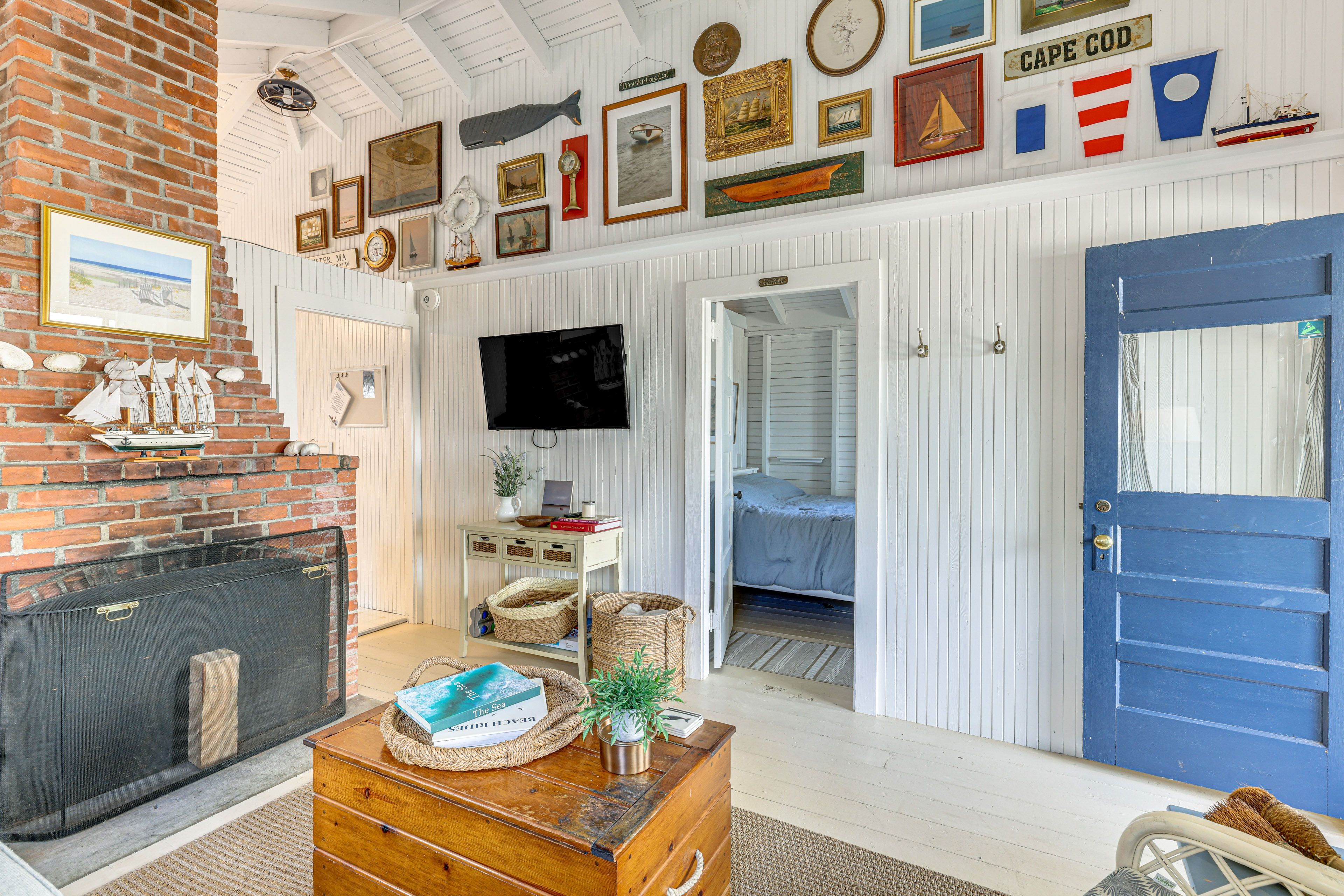 Living Room | Smart TV | Window A/C & Heating Units | Free WiFi