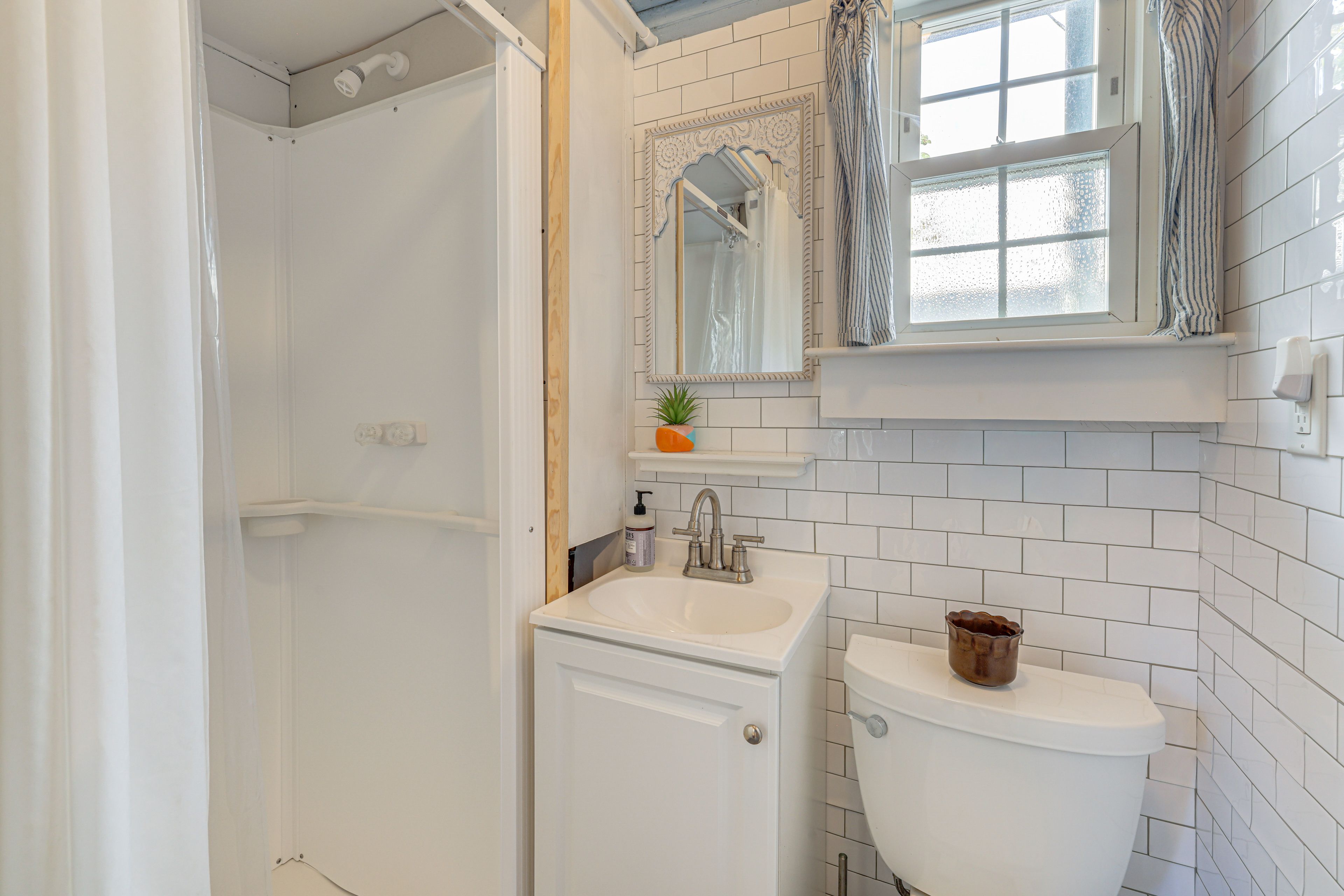 Full Bathroom | Complimentary Toiletries | Towels Provided