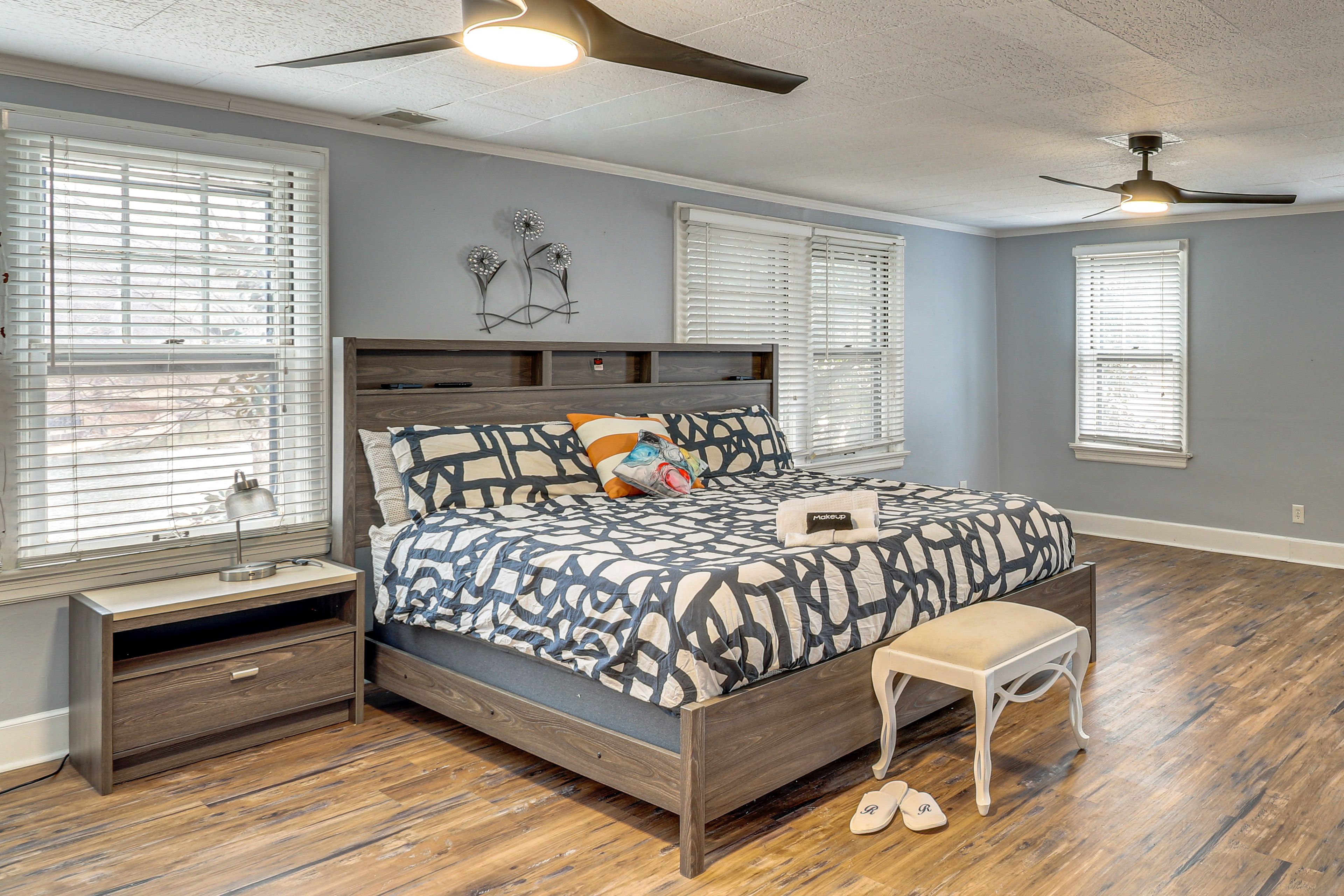 Bedroom 1 | King Bed | 1st Floor