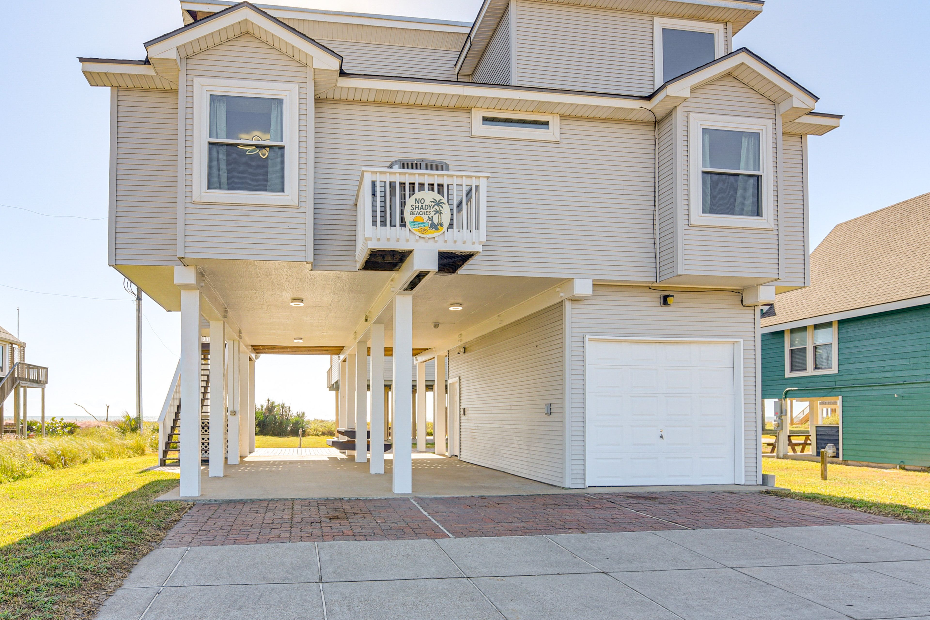 Exterior | Parking | Driveway (4 Vehicles)