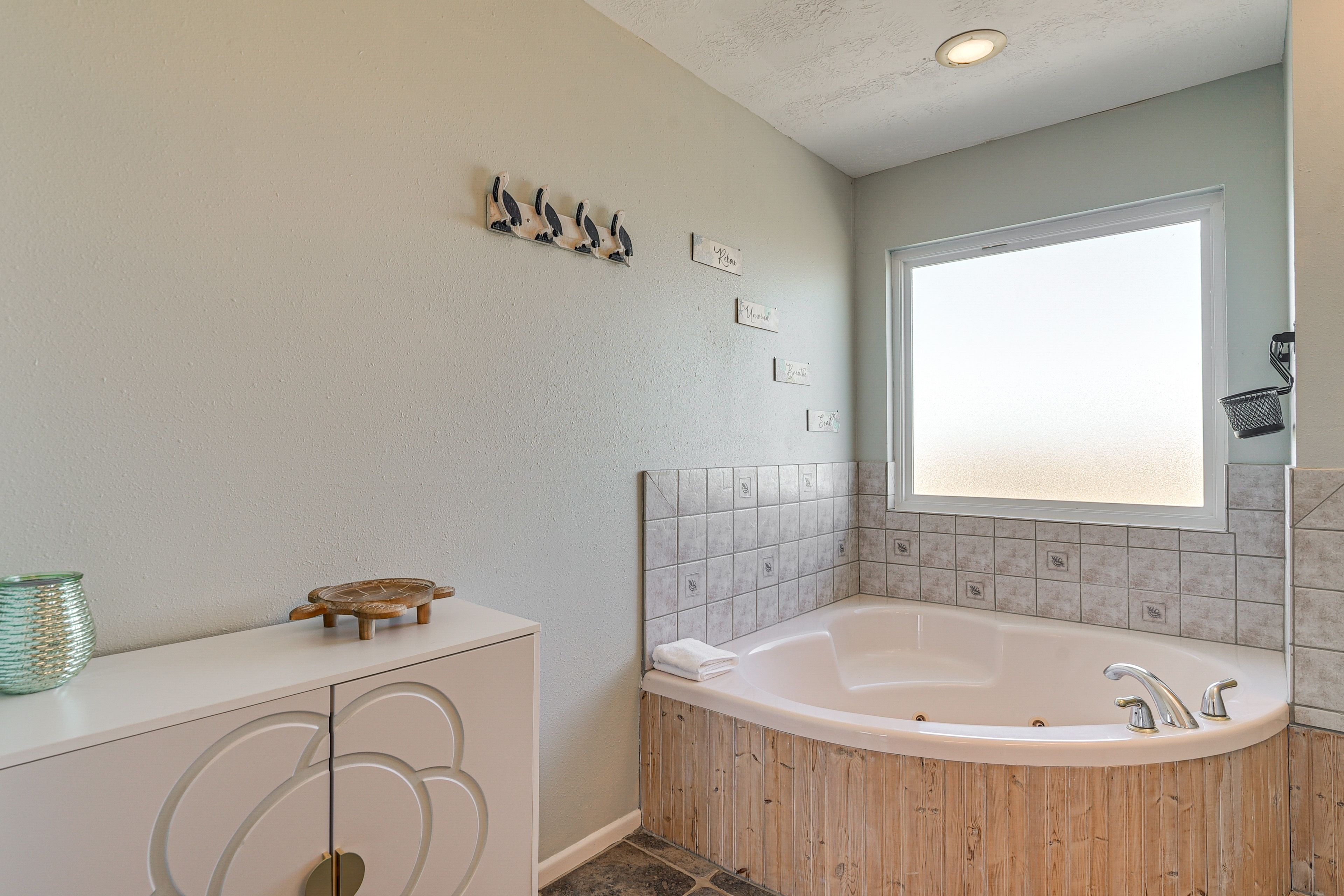 Full Bathroom | 2nd Floor