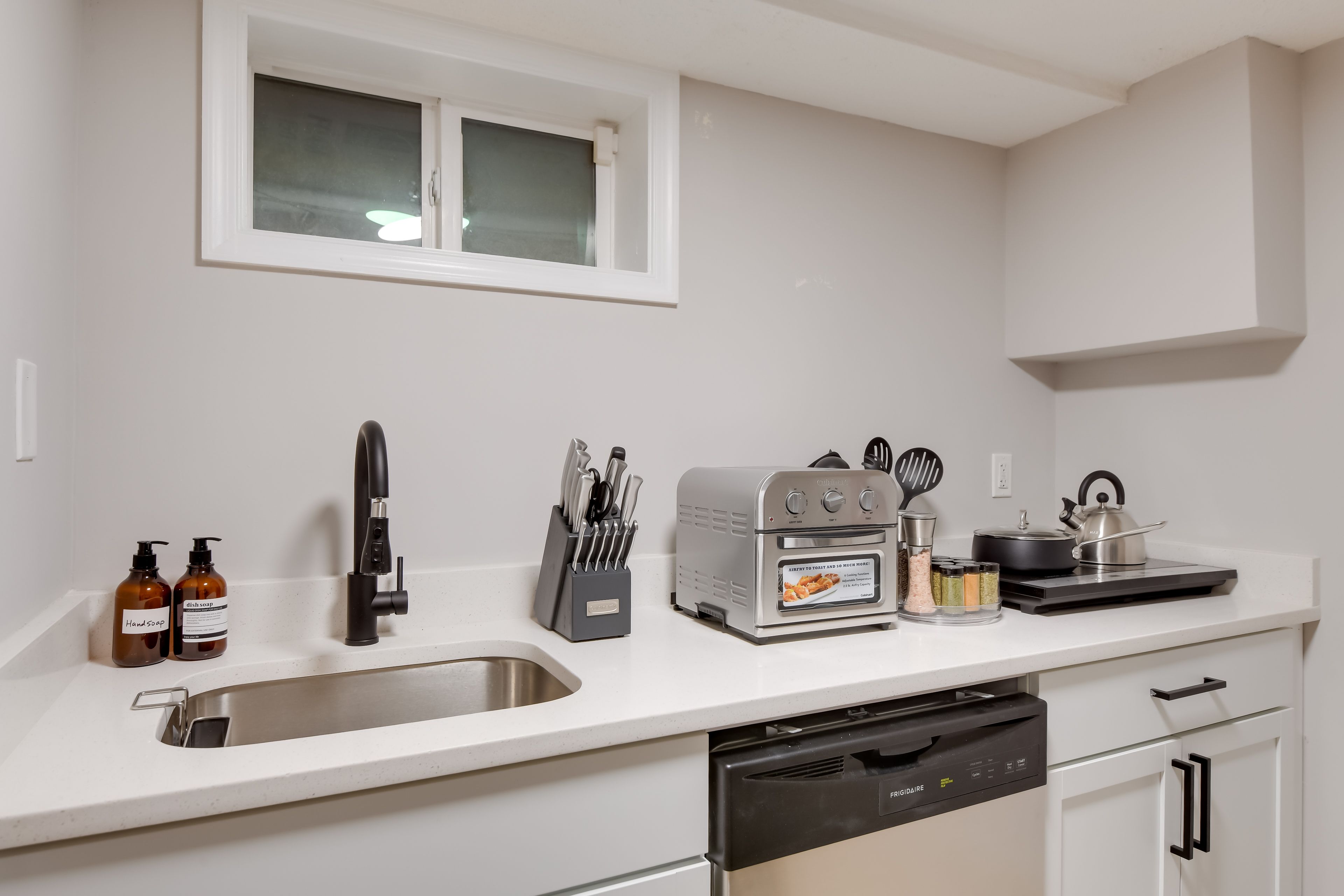 Kitchenette | Refrigerator | Microwave | Blender