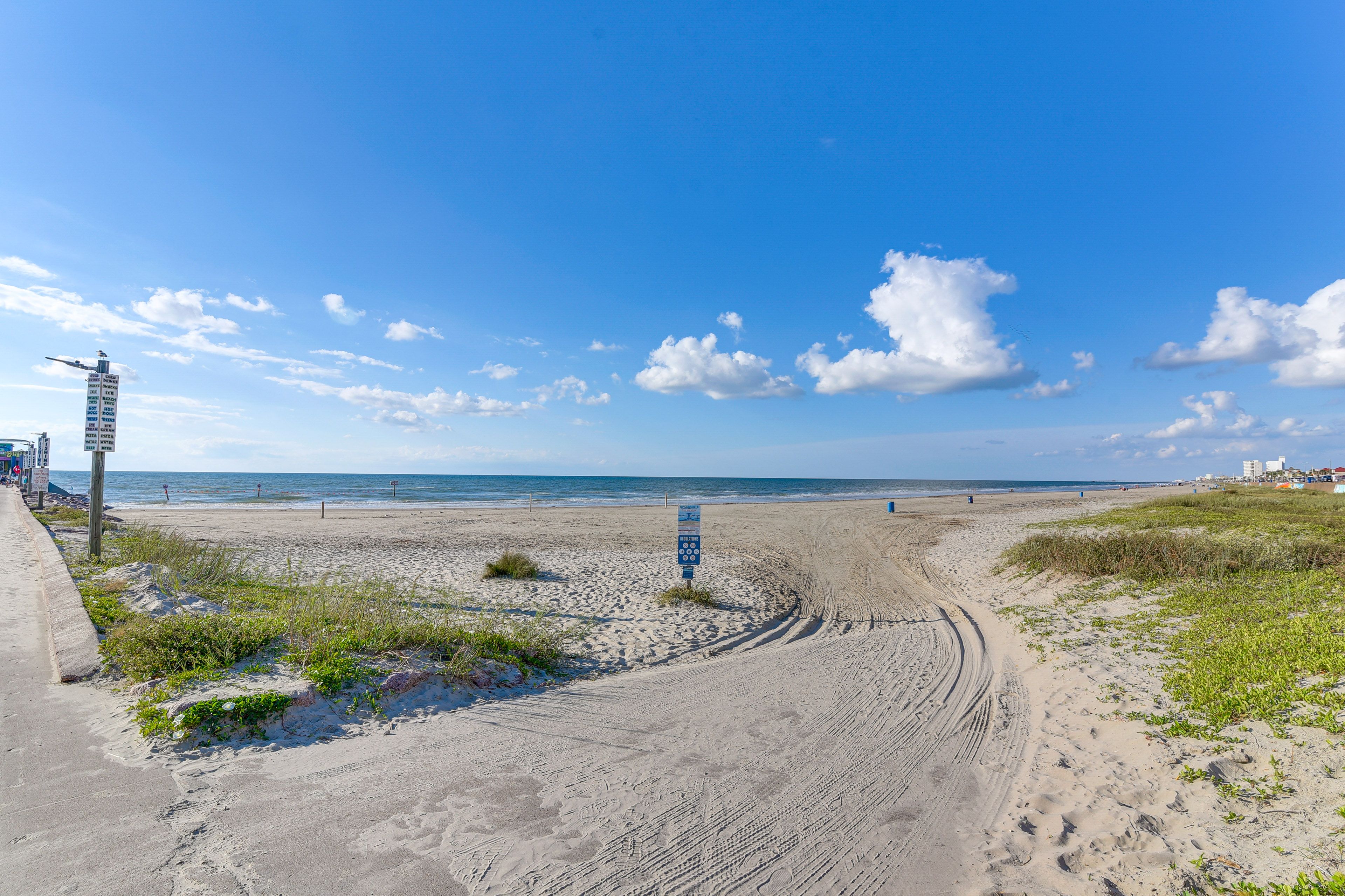 On-Site Beach Access | Walking Distance to Pier | 2 Mi to to Moody Gardens