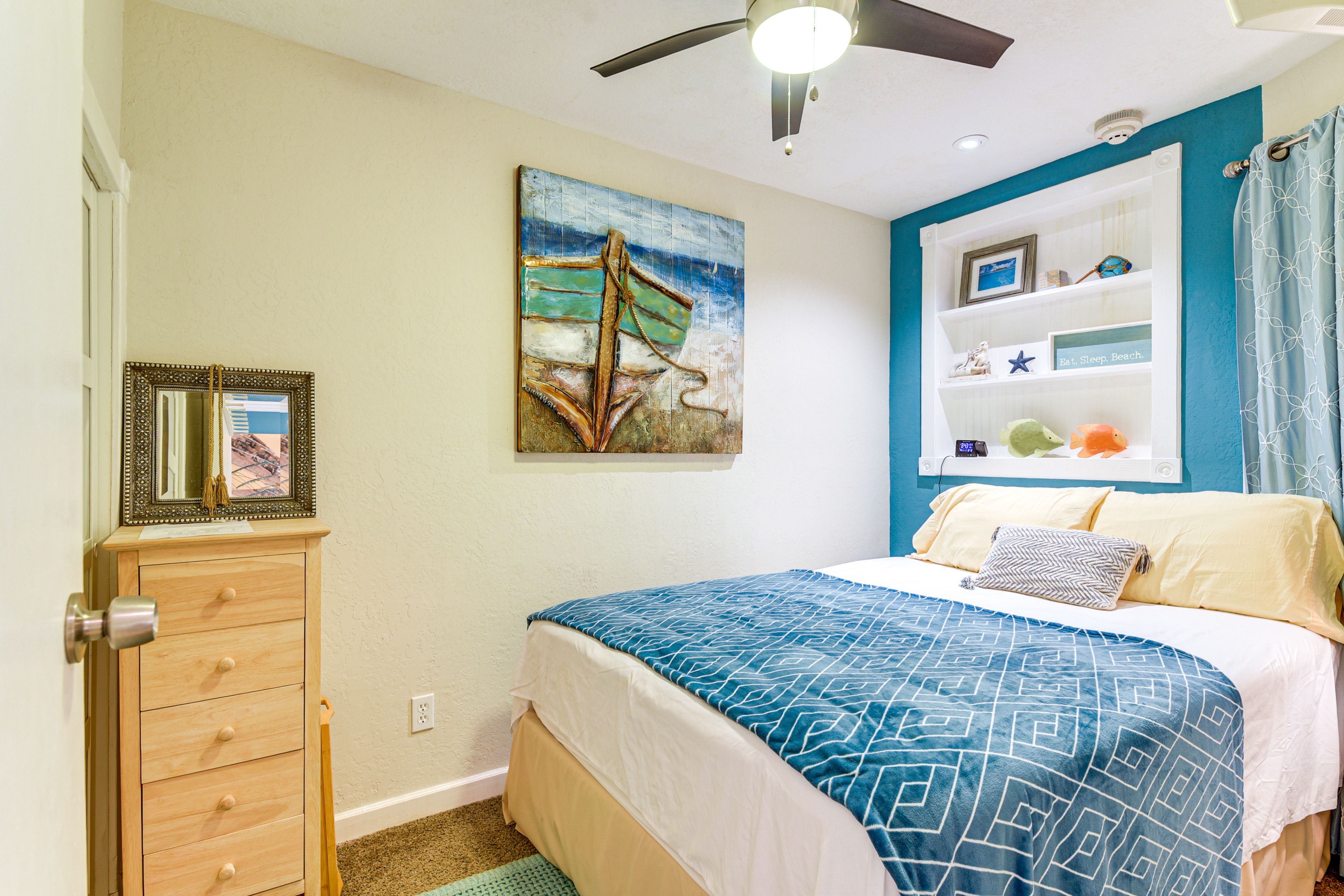 Bedroom | Queen Bed | Linens Provided