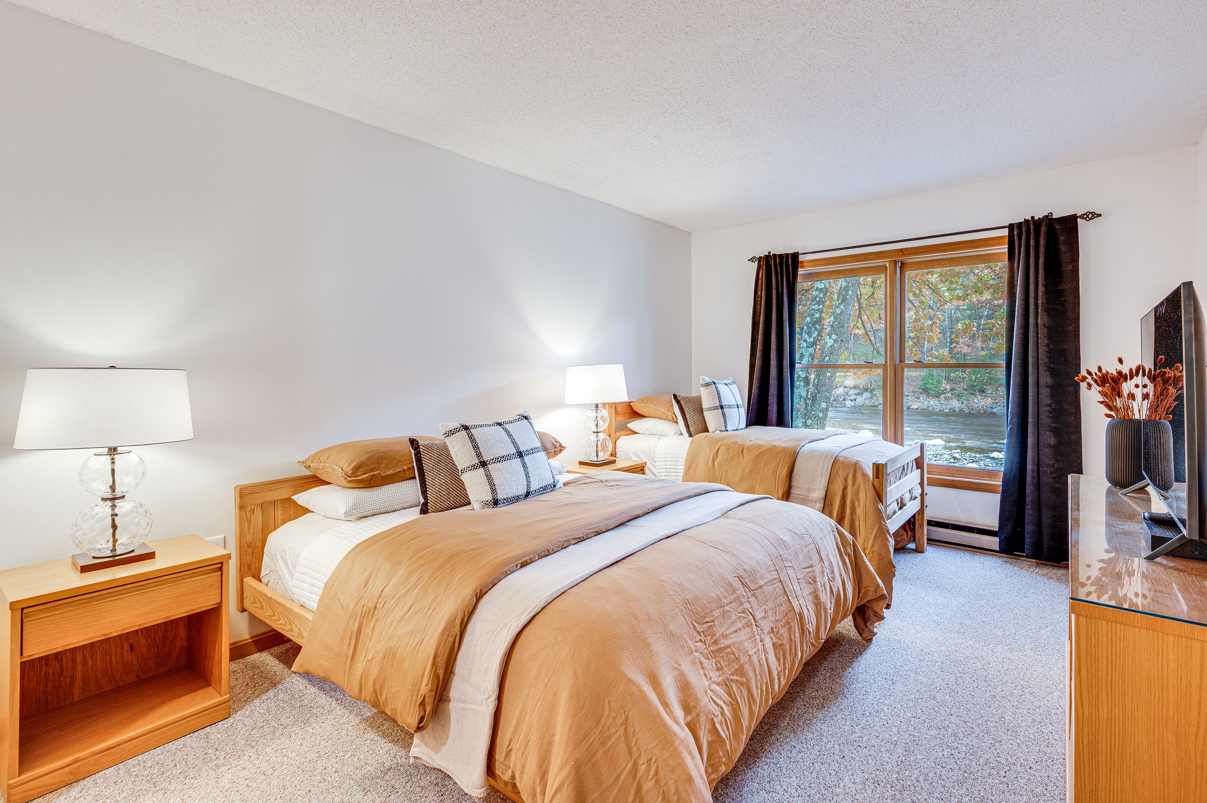 Bedroom 3 | Queen Bed | Twin Bed | TV